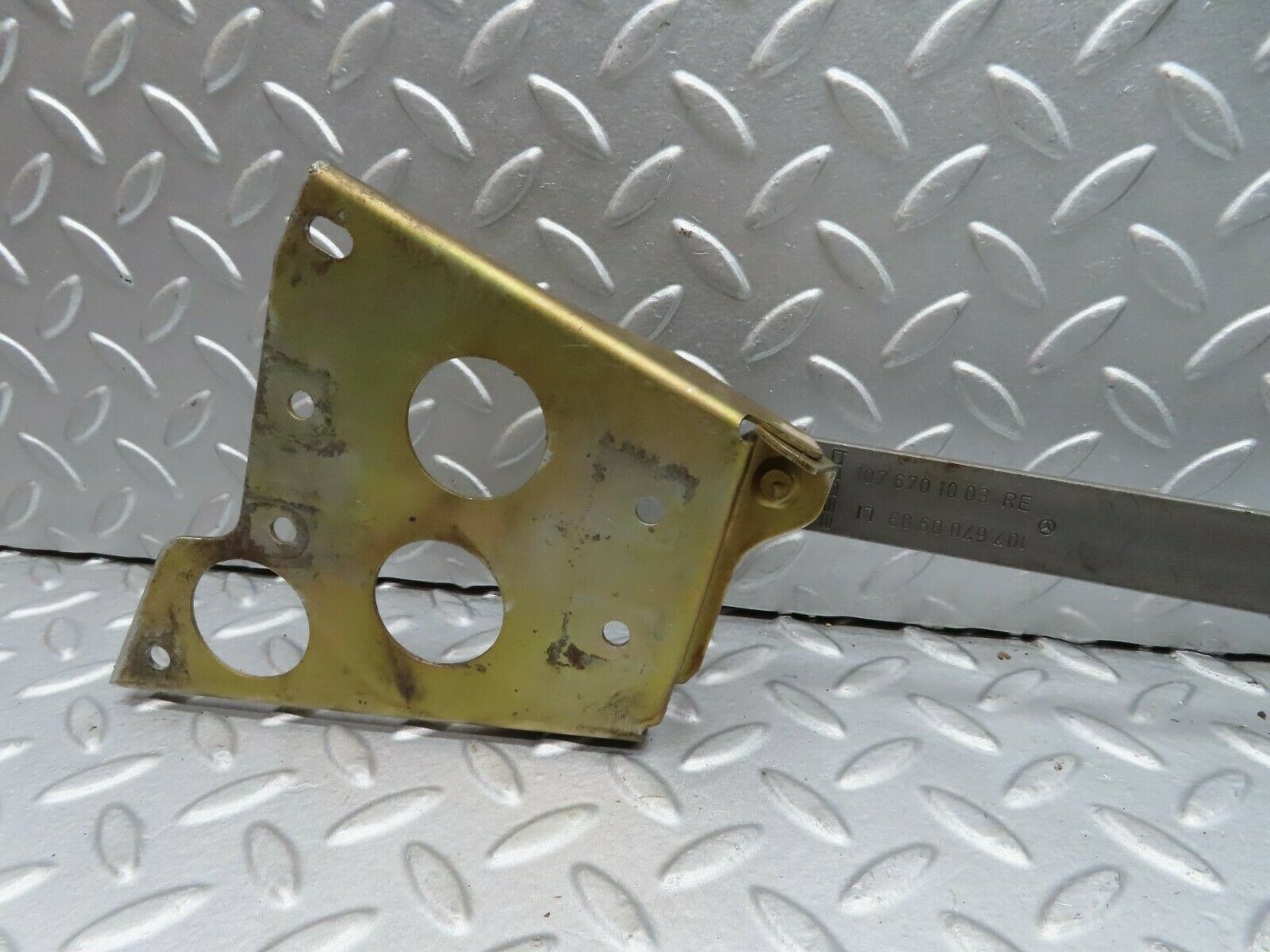 16641 Mercedes-Benz C107 380SLC Rear Left Power Window Regulator 1076700903