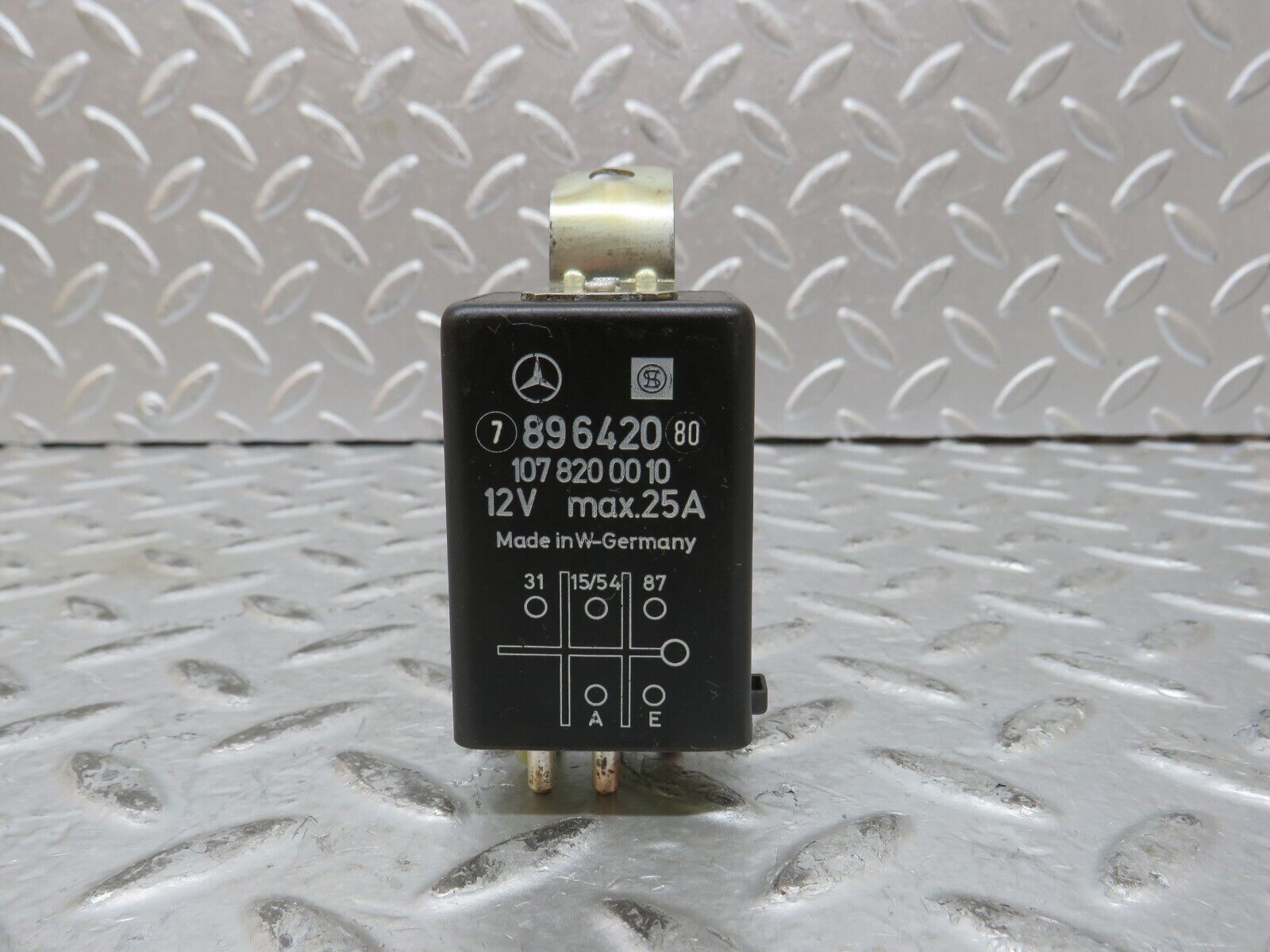 27860 Mercedes-Benz W123 280E Rear Heated Window Relay 1078200010