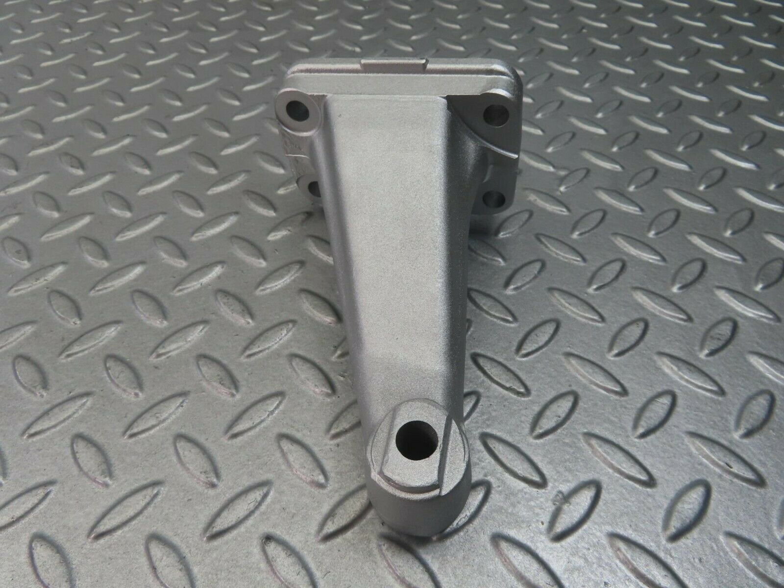 8335 Mercedes-Benz W115 Engine Mount Bracket Right Side 1152230504