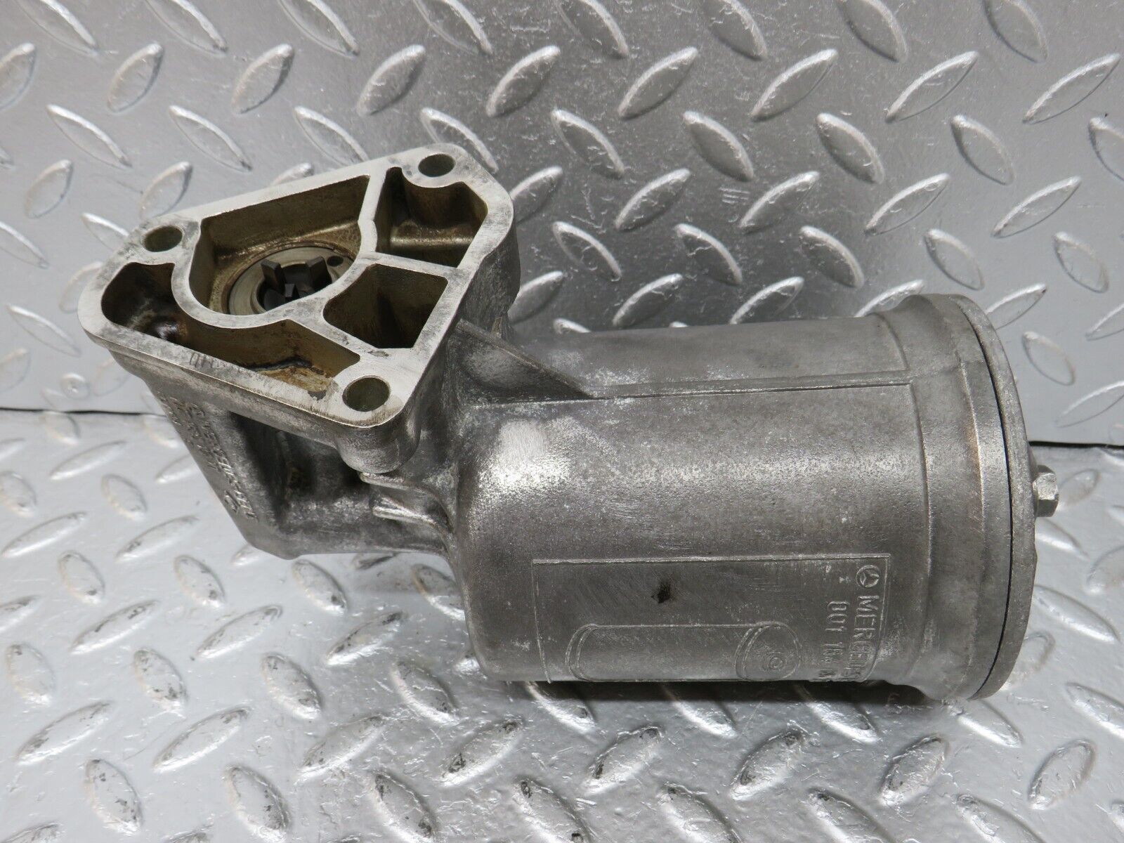 34510 Mercedes-Benz C126 380SEC Coupe Oil Filter Housing 1171801211