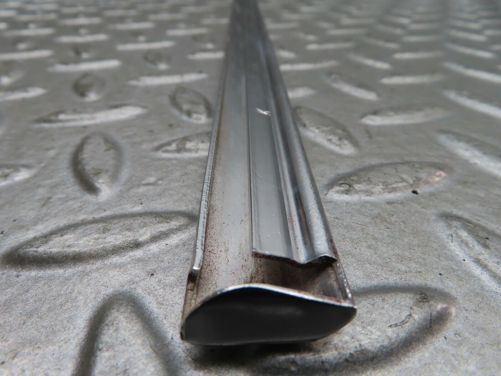 19123 Mercedes-Benz W123 300D Front Right Door Chrome Moulding Trim