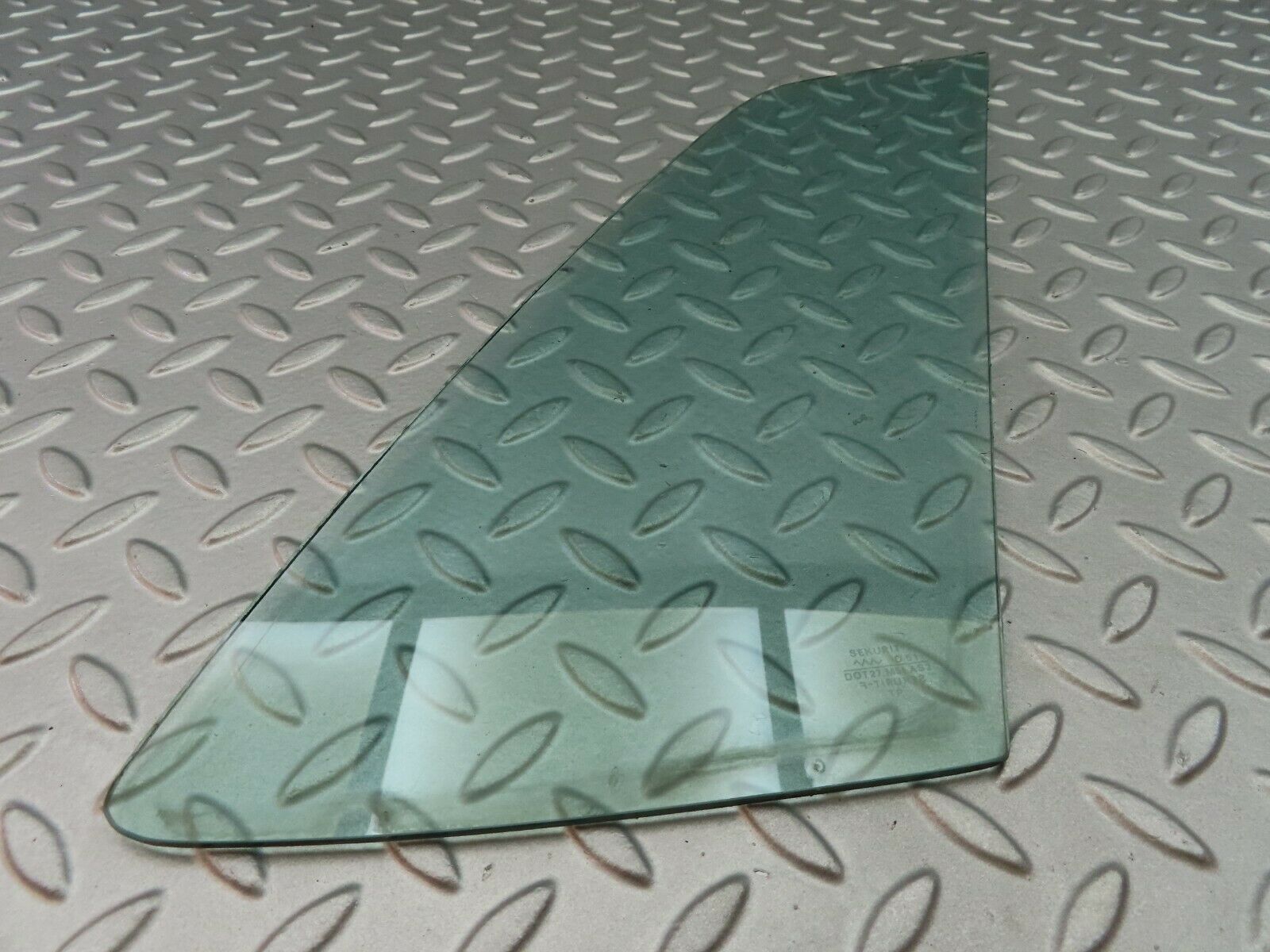 6922 Mercedes-Benz C107 350SLC Coupe Rear Right Quarter Window Glass