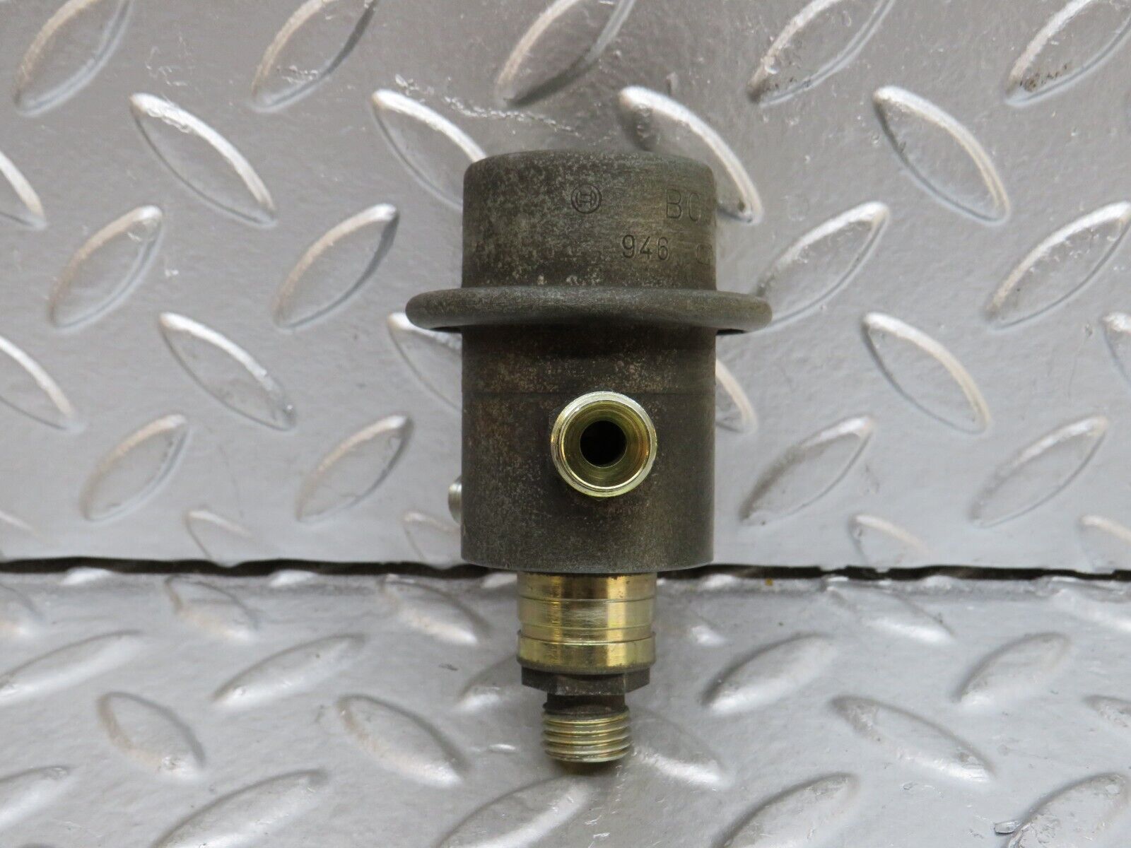 29450 Mercedes-Benz W124 230E Bosch Fuel Pressure Regulator 0438161001