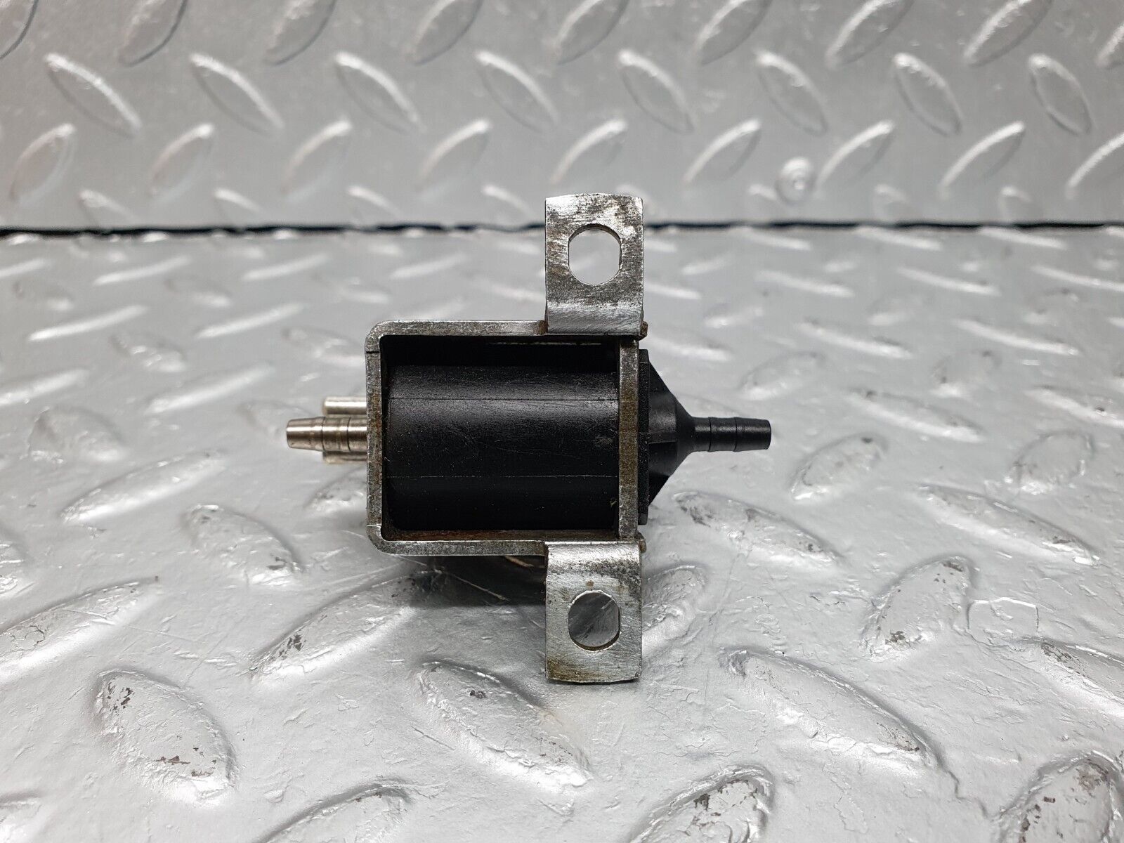 40947 Mercedes-Benz W126 300SE Vacuum Solenoid Binder 0015408697