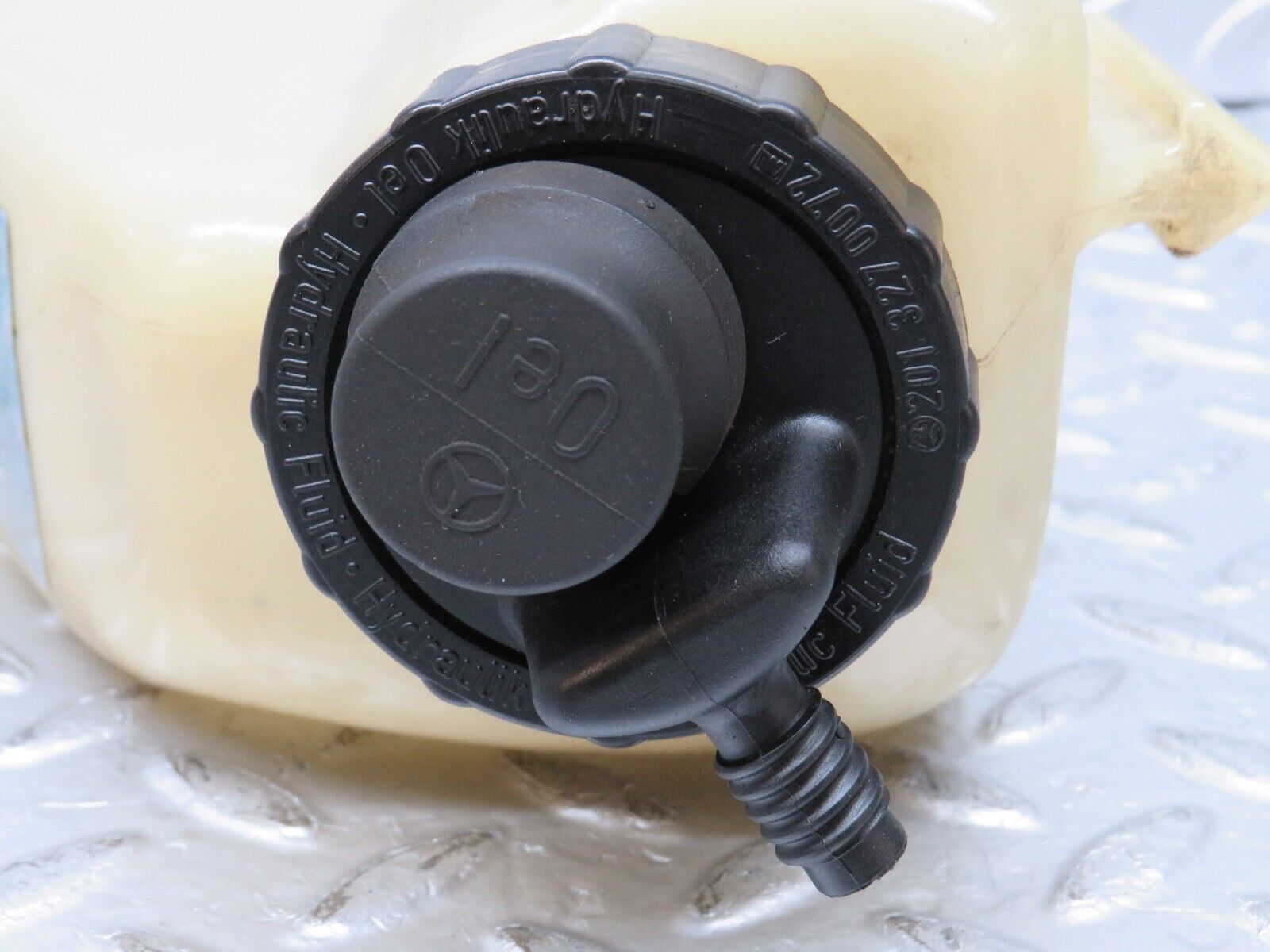 31298 Mercedes-Benz S124 220TE Hydraulic Suspension Fluid Reservoir 0009899103