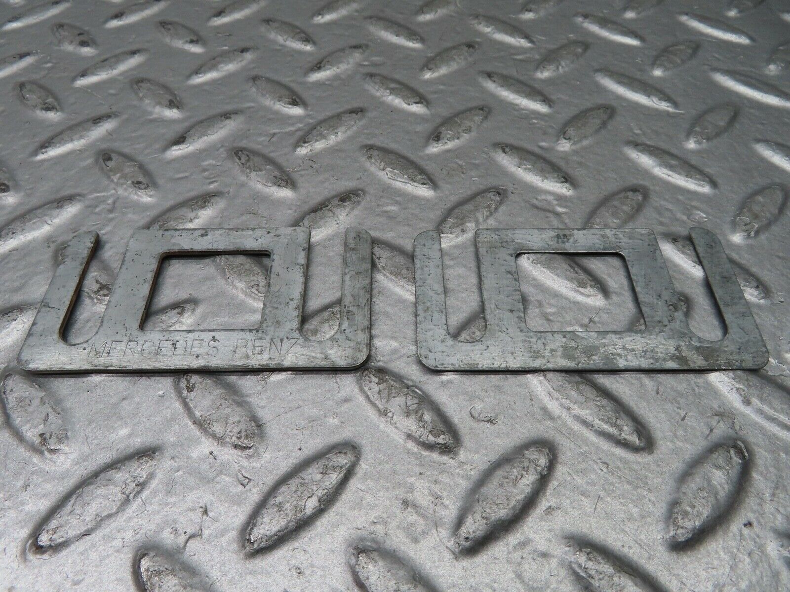 21140 Mercedes-Benz W123 230E Door Lock Latch Right Side