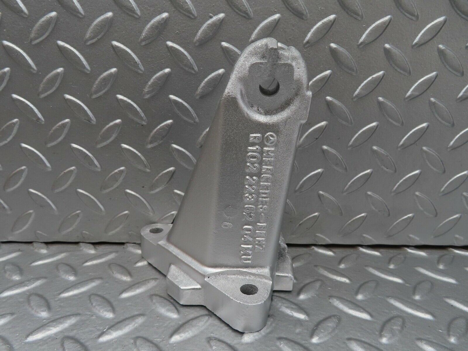 14762 Mercedes-Benz W201 190E Engine Mount Bracket Right Side 1022236204