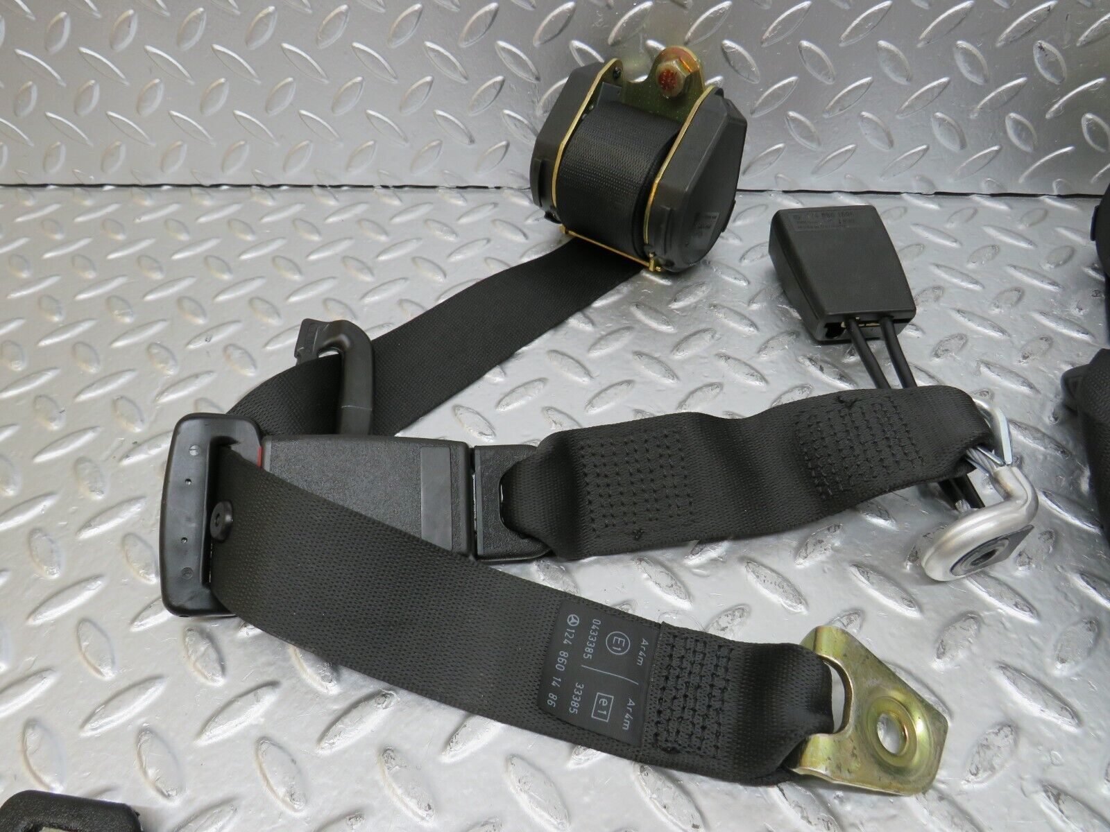 25986 Mercedes-Benz W124 280E Rear Seat Belt With Buckles 1248608585 124860148