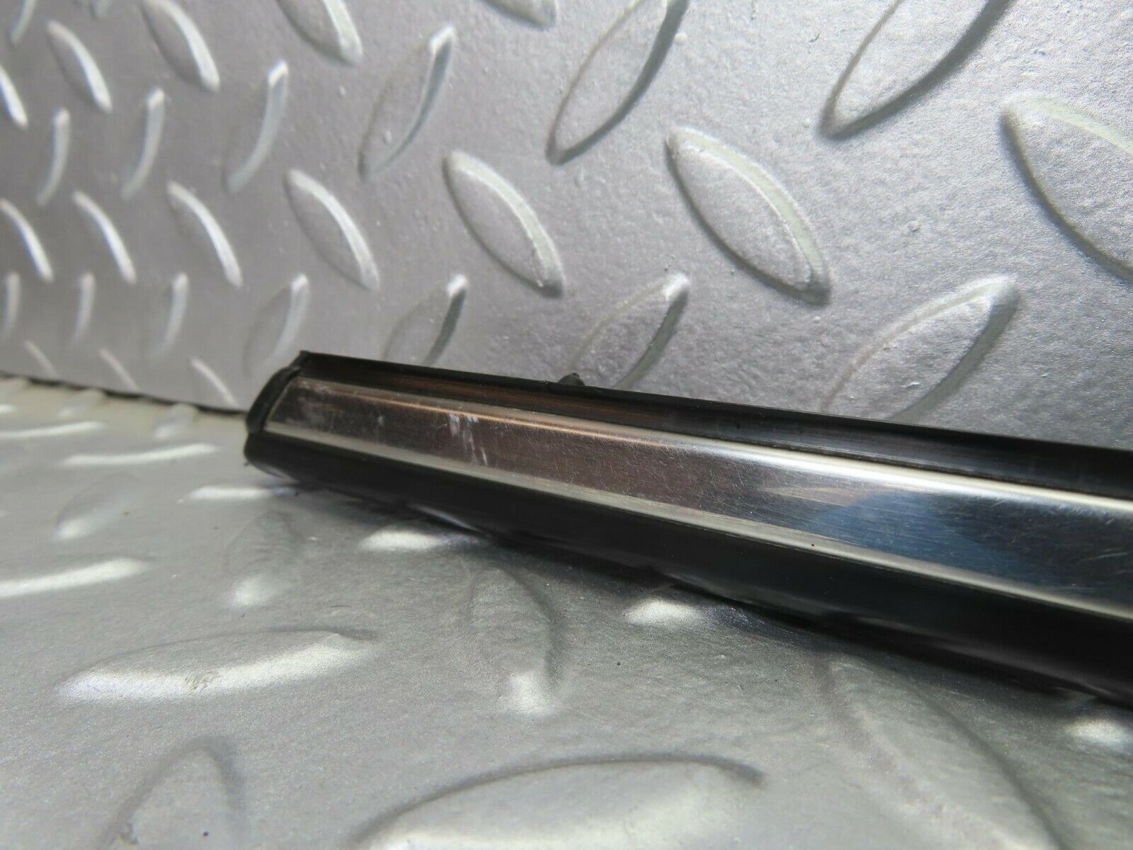 10273 Mercedes-Benz W123 Front Right Fender Wing Centre Moulding Trim