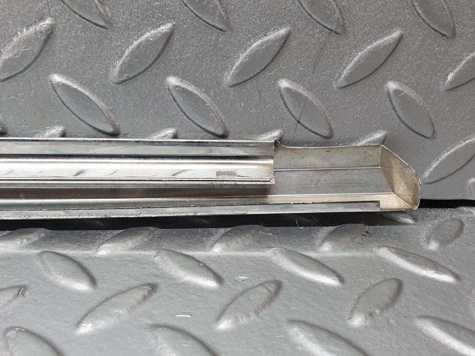 41187 Mercedes-Benz W126 300SE Rear Right Door Chrome Moulding Trim