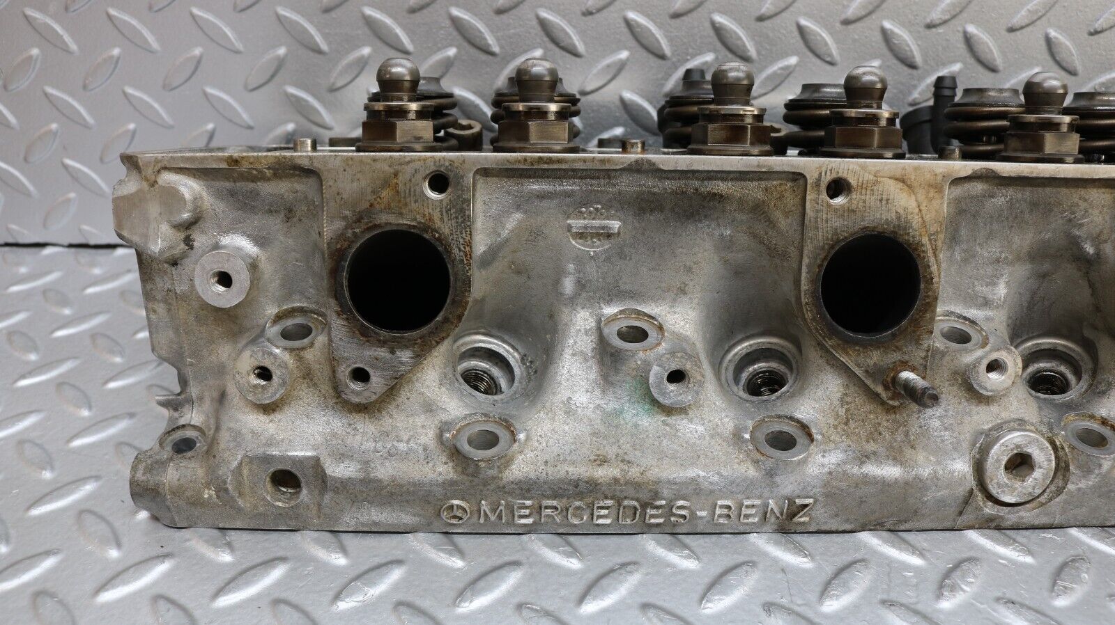 37170 Mercedes-Benz C126 420SEC Coupe Cylinder Head Left Side 1160164001