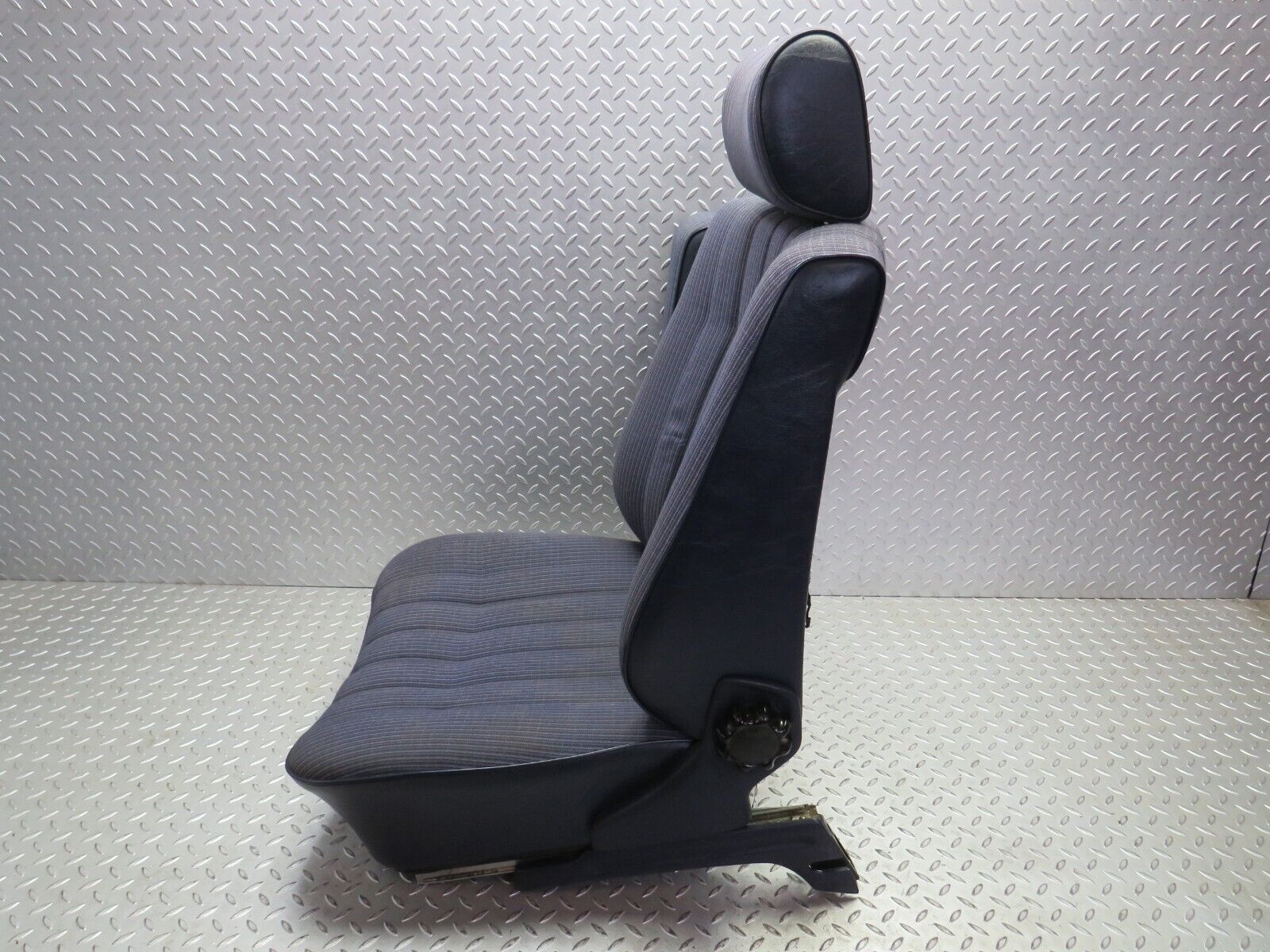 32032 Mercedes-Benz W123 230E Front Left Passenger Seat Blue