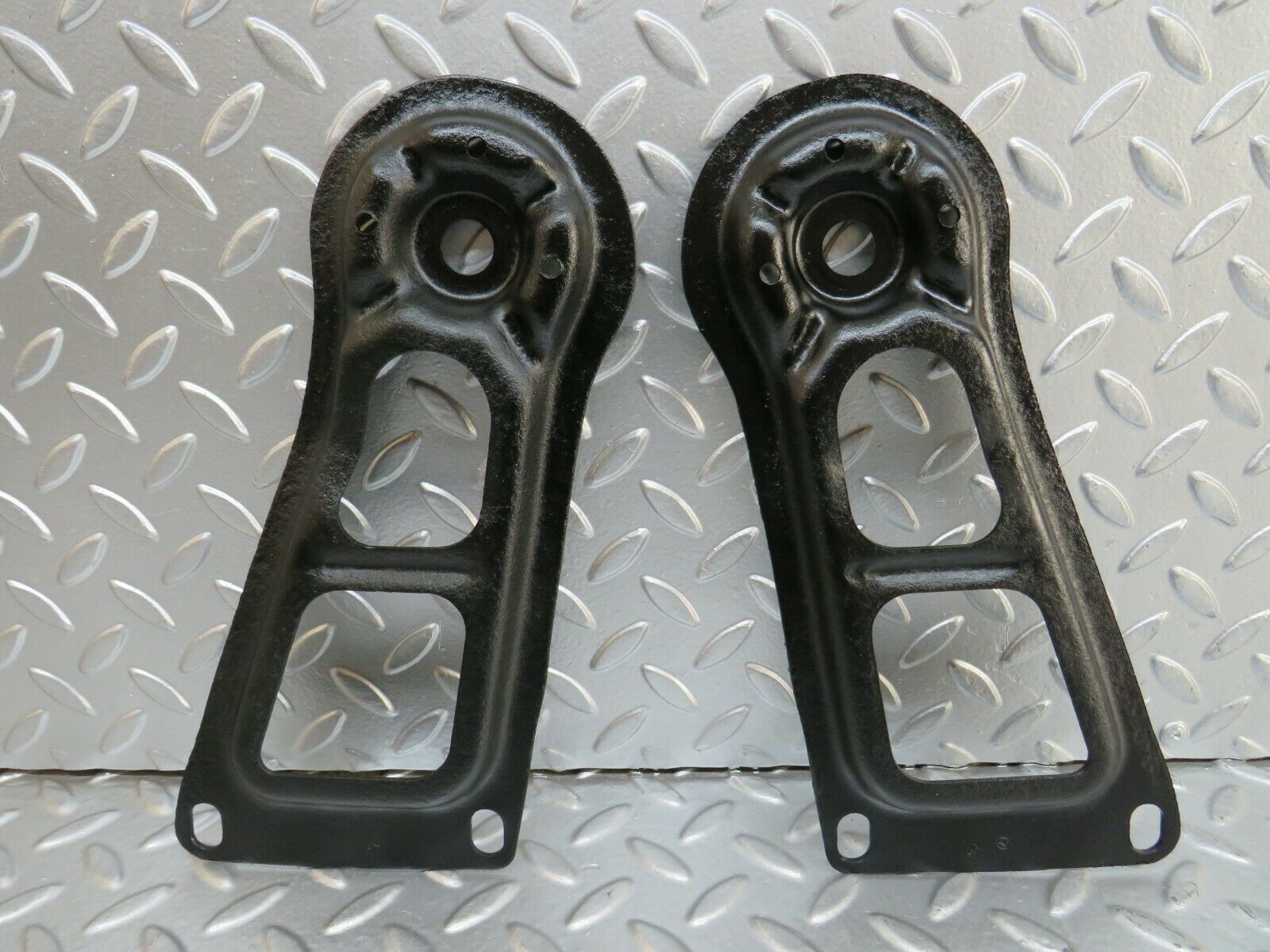 23815 Mercedes-Benz C107 450SLC Coupe Rear Suspension Axle Mounting Bracket