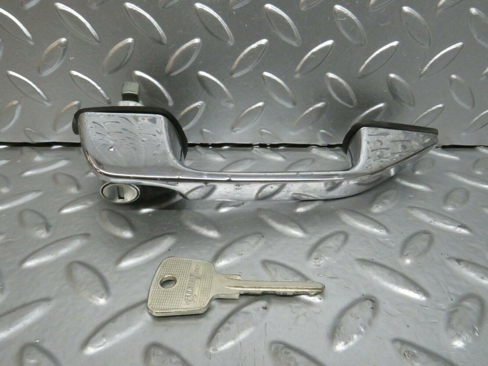 23714 Mercedes-Benz W114 280E Exterior Door Handle Front Right Key 1157600601