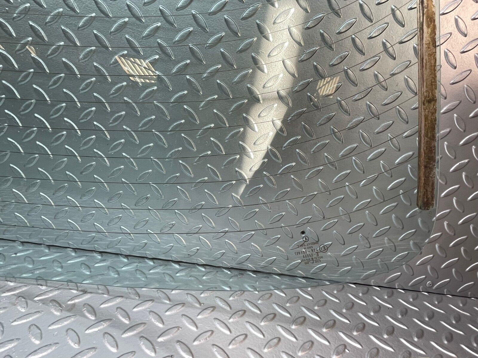 31924 Mercedes-Benz W123 230E Rear Heated Windscreen Glass