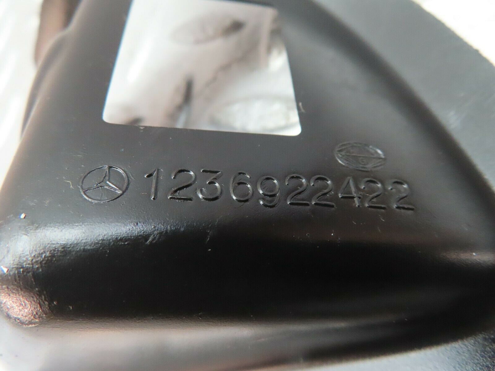 9576 Mercedes-Benz C123 280CE Coupe Rear Seat Latch Cover Right 12369222422