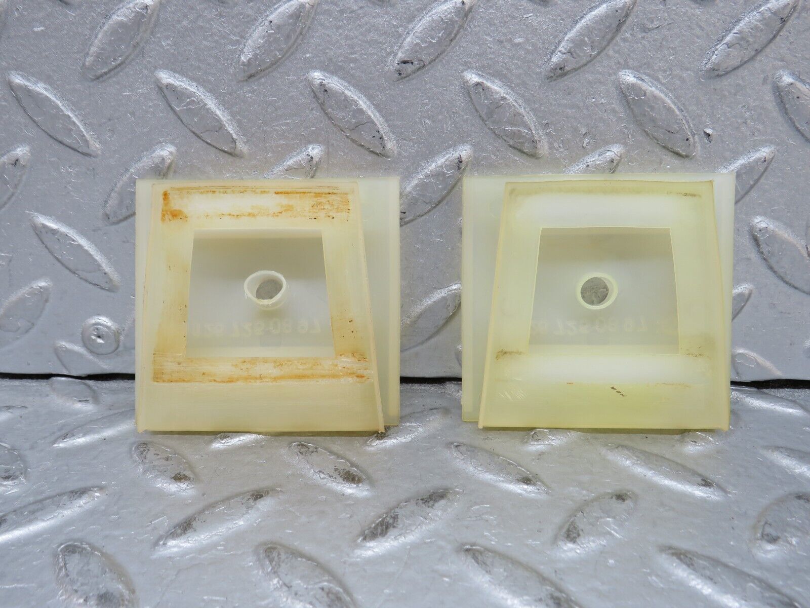 37816 Mercedes-Benz A124 320E Cabriolet Door Window Guide Bracket Plastic 2x 1267250897