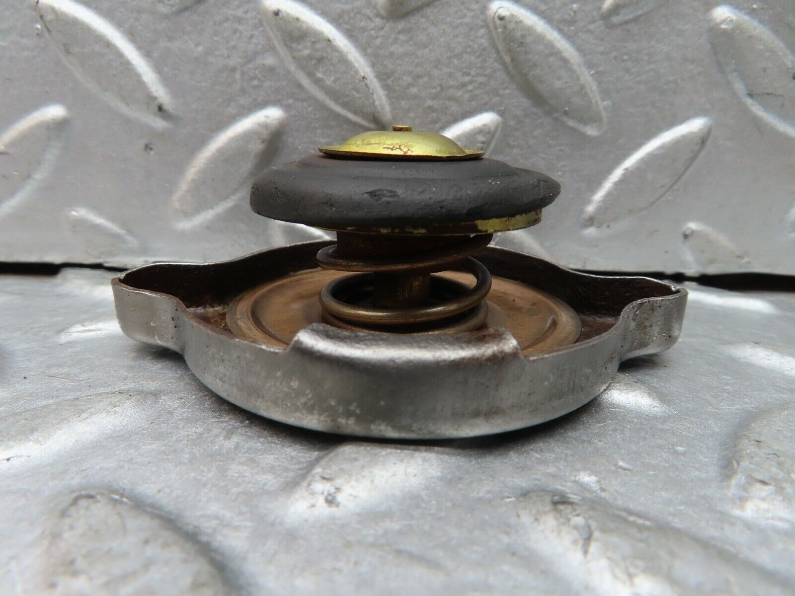 19171 Mercedes-Benz W123 300D Radiator Cap BEHR