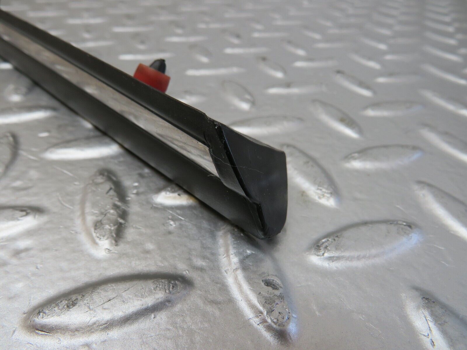 26080 Mercedes-Benz W116 450SE Front Left Door Centre Moulding Trim