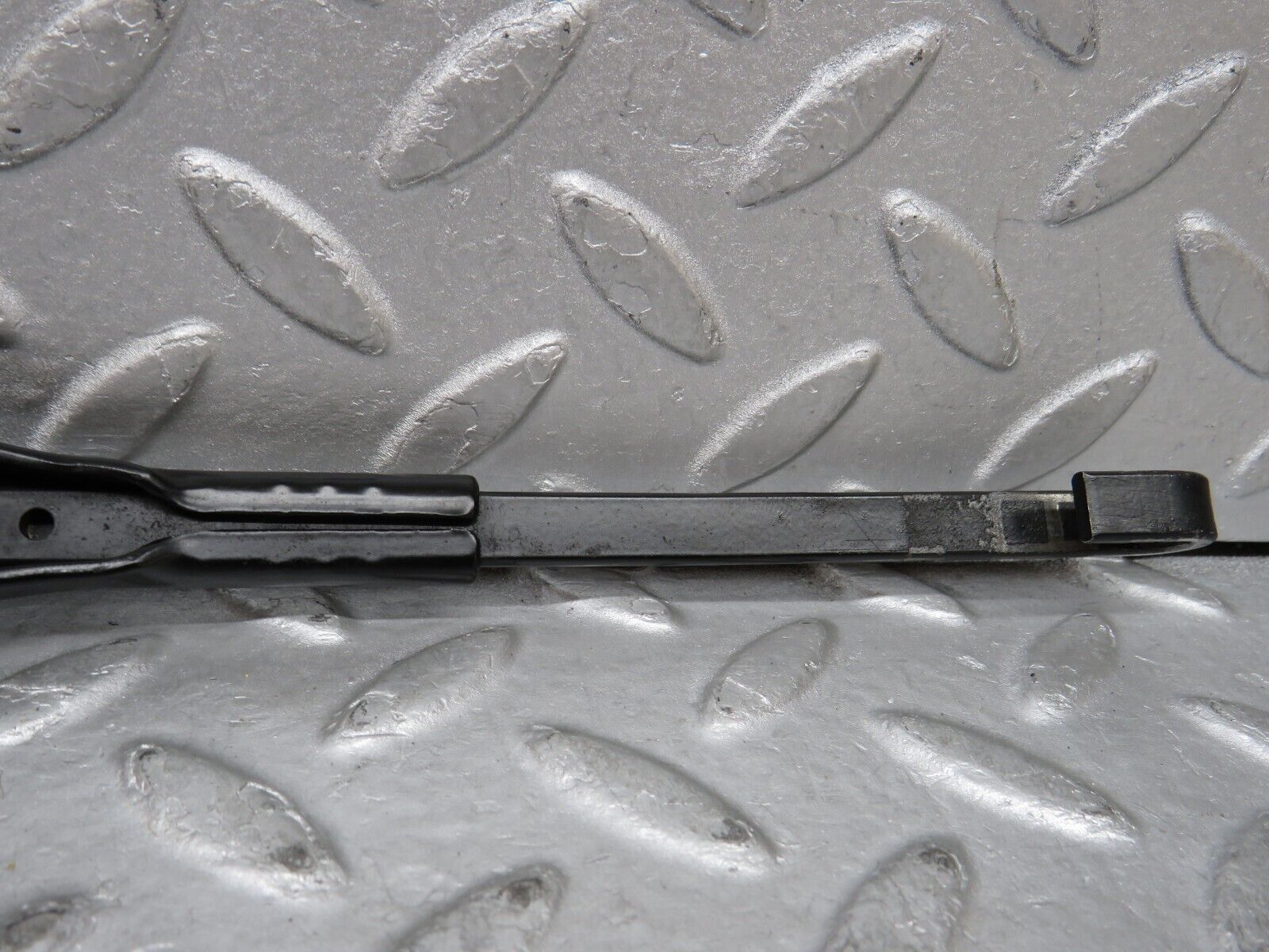 37866 Mercedes-Benz A124 320E Cabriolet Wiper Arm Bosch