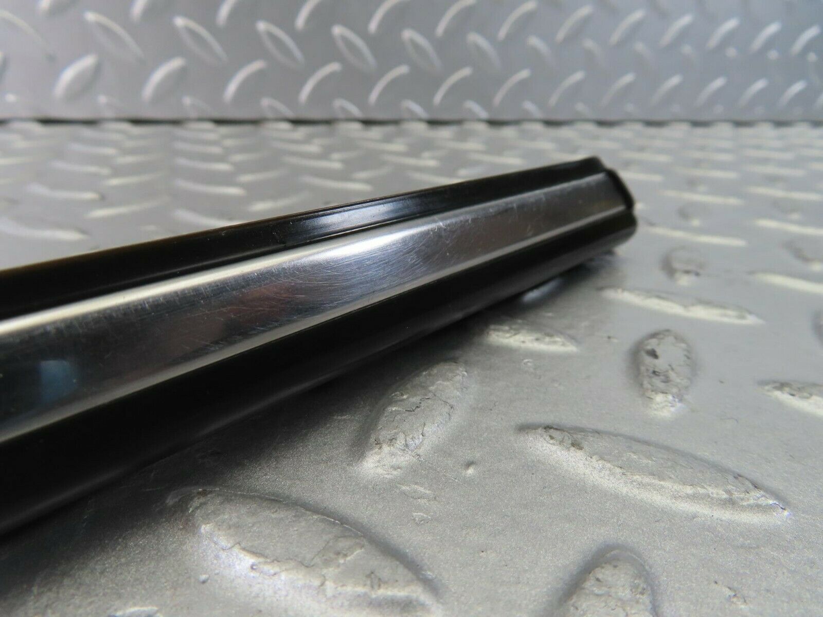 10254 Mercedes-Benz W123 Front Left Door Centre Moulding Trim