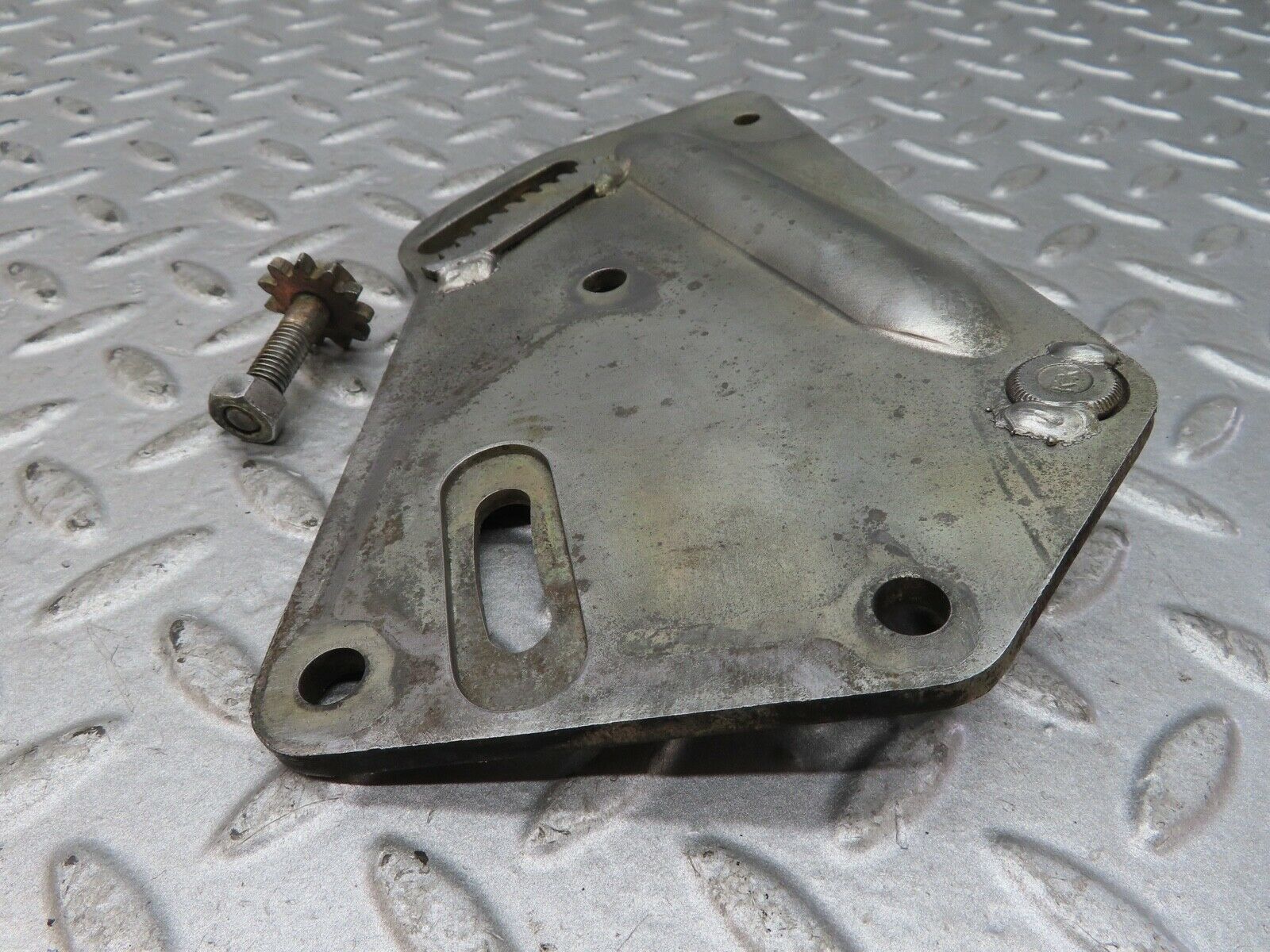 17686 Mercedes-Benz W116 450SEL Power Steering Pump Bracket