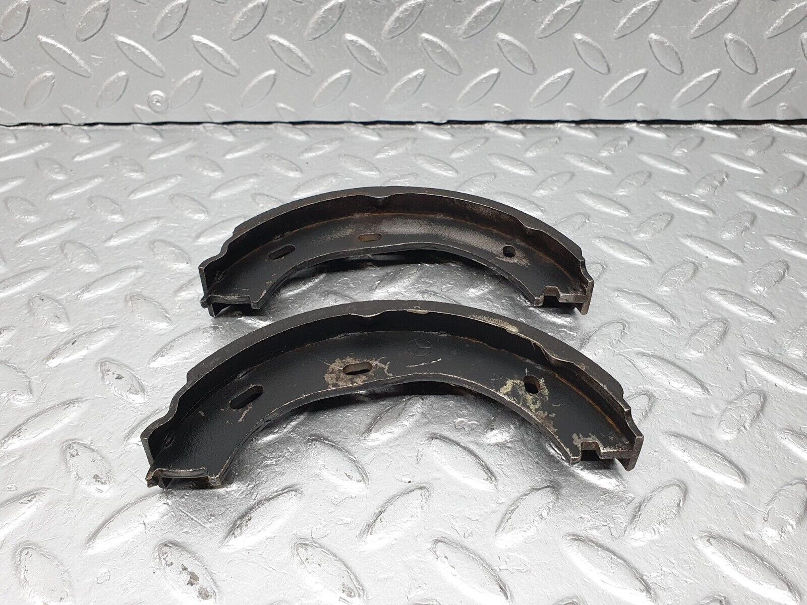 40823 Mercedes-Benz W123 300D Rear Brake Shoes Set Left Side 1234230006