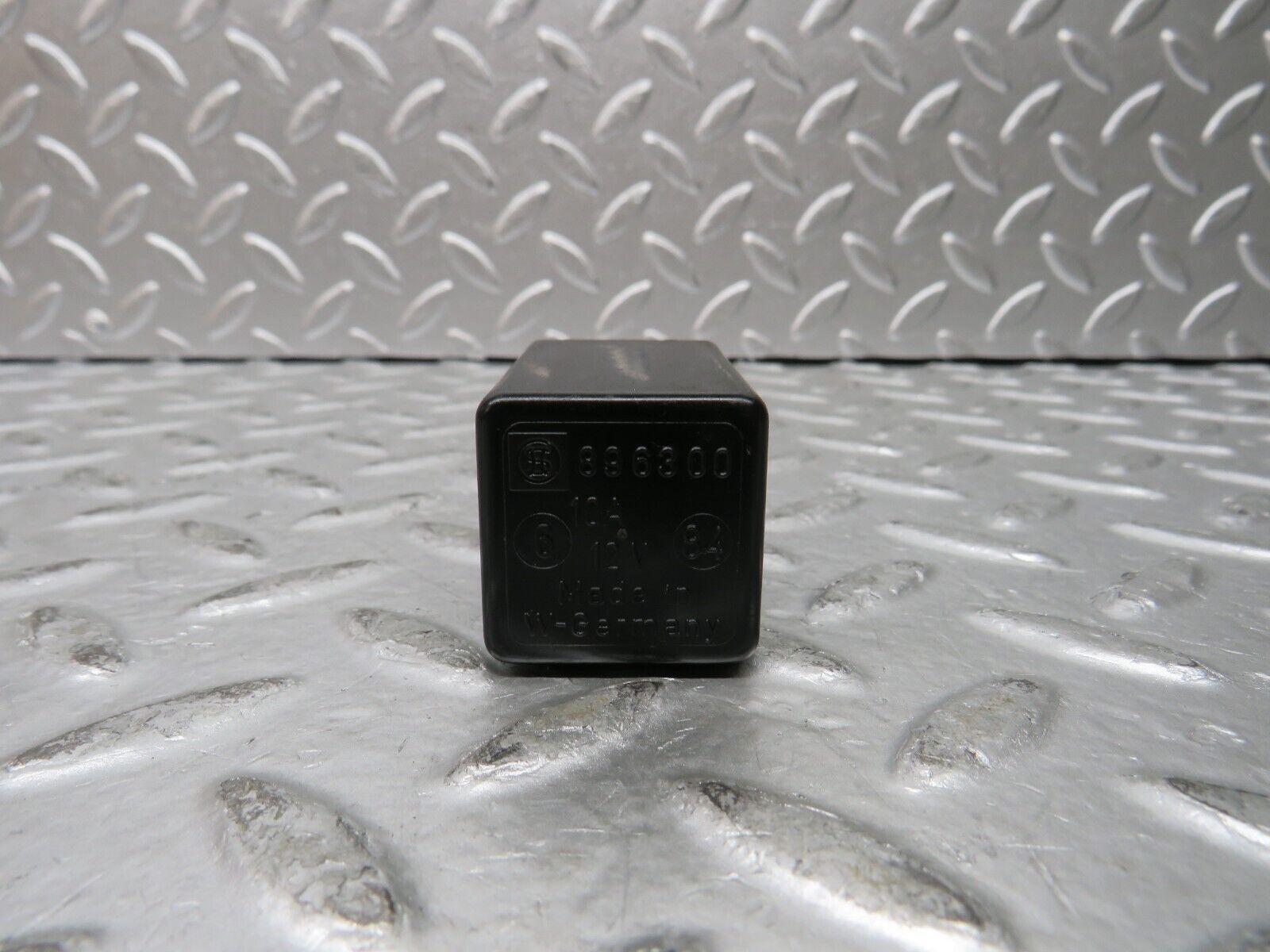 27194 Mercedes-Benz W123 280E Intermittent Wiper Relay 0008210863