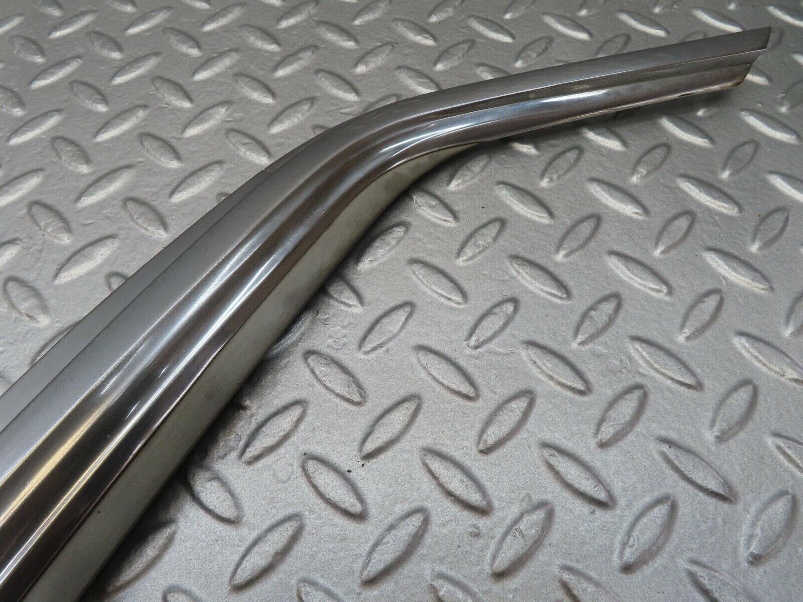 14010 Mercedes-Benz C107 280SLC Quarter Window Trim Right 1076980289