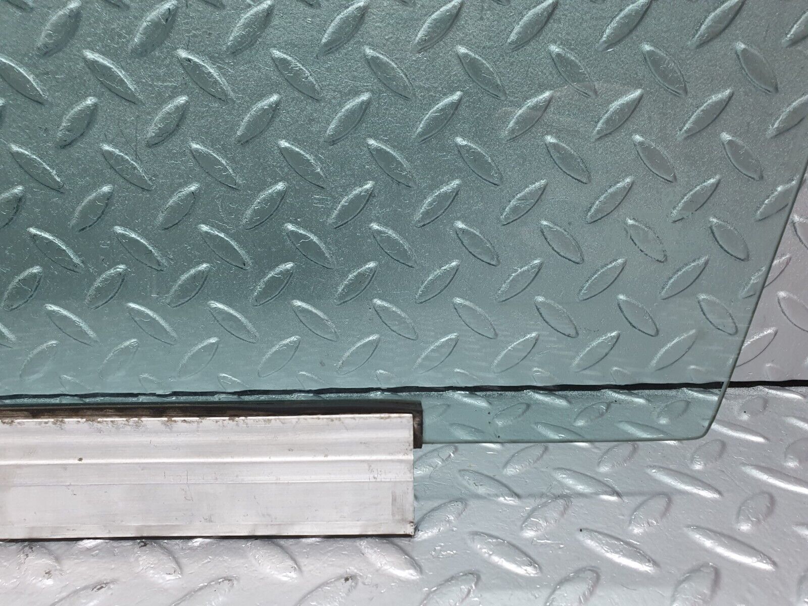 41408 Mercedes-Benz W124 200E Front Left Door Window Glass