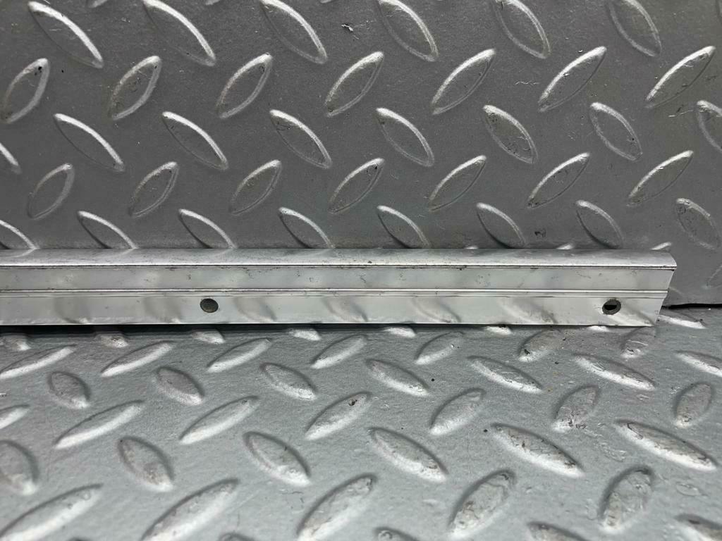 0037 Mercedes-Benz W116 Roof Chrome Trim Middle