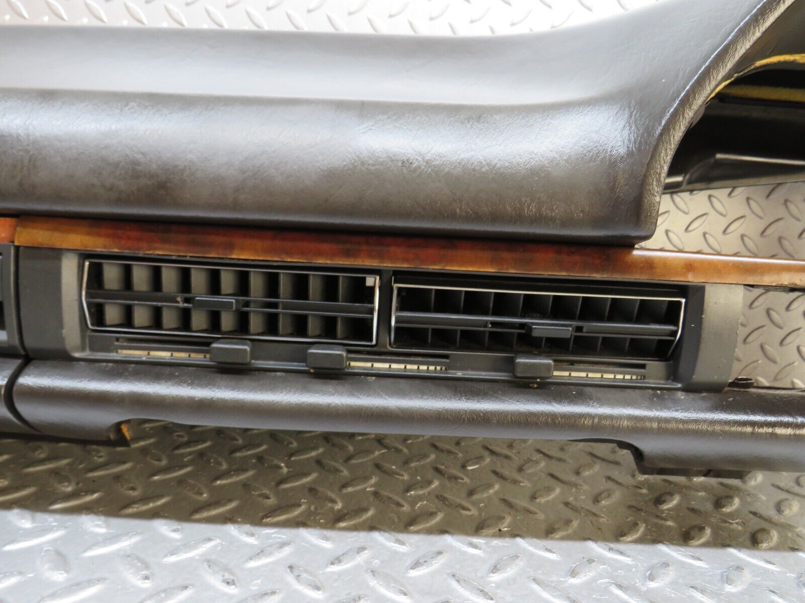 37158 Mercedes-Benz C126 420SEC Coupe Dashboard Black