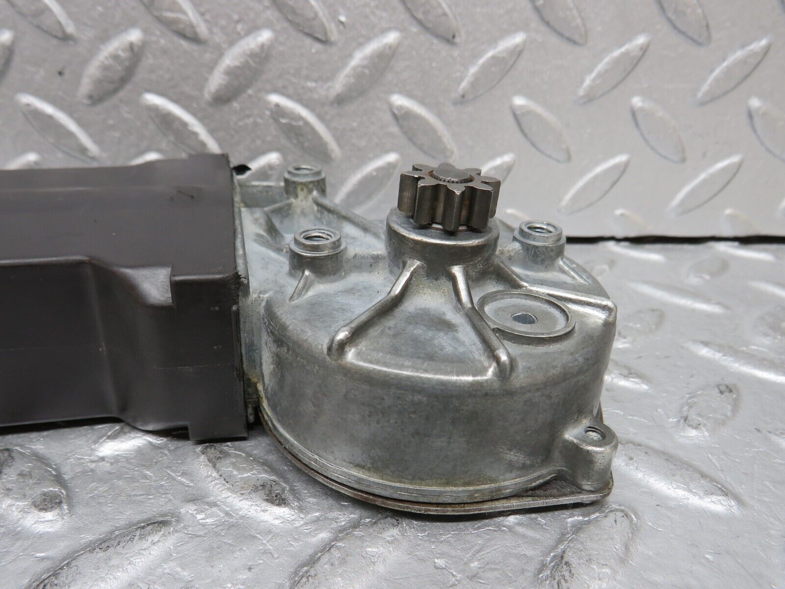 37419 Mercedes-Benz W109 300SEL Rear Right Window Regulator Motor Bosch 0132001102