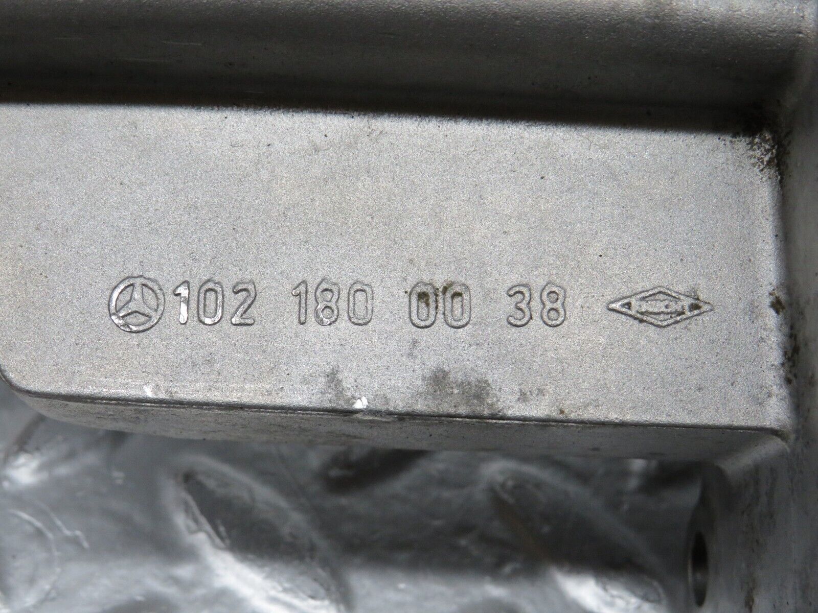 29412 Mercedes-Benz W124 230E Oil Filter Housing 1021800038