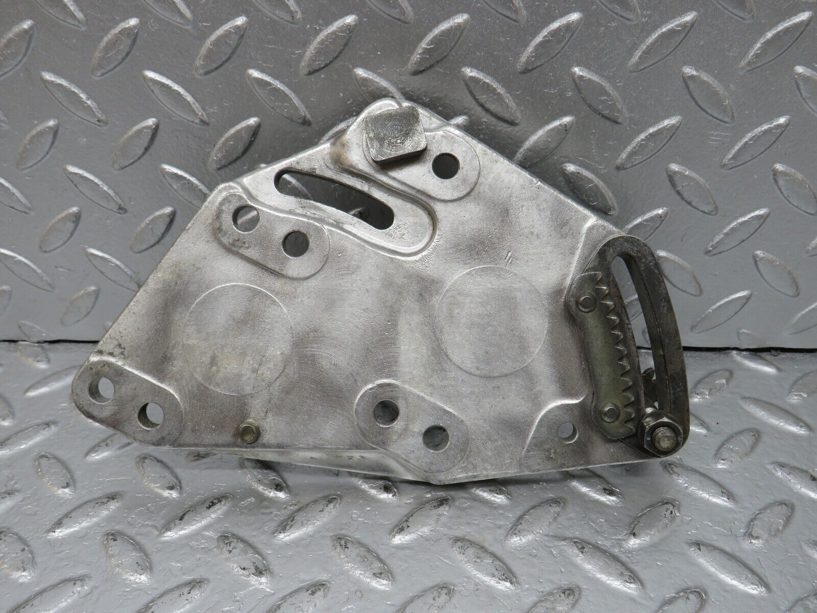 34511 Mercedes-Benz C126 380SEC Coupe Power Steering Pump Bracket 1174661141