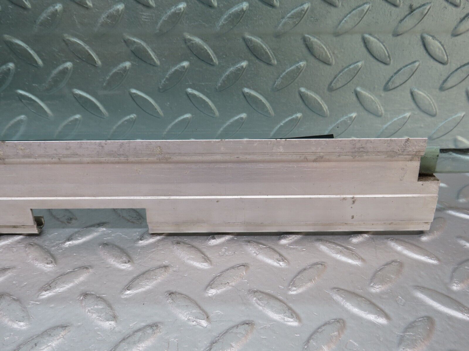 36037 Mercedes-Benz W126 420SE Front Left Door Window Glass