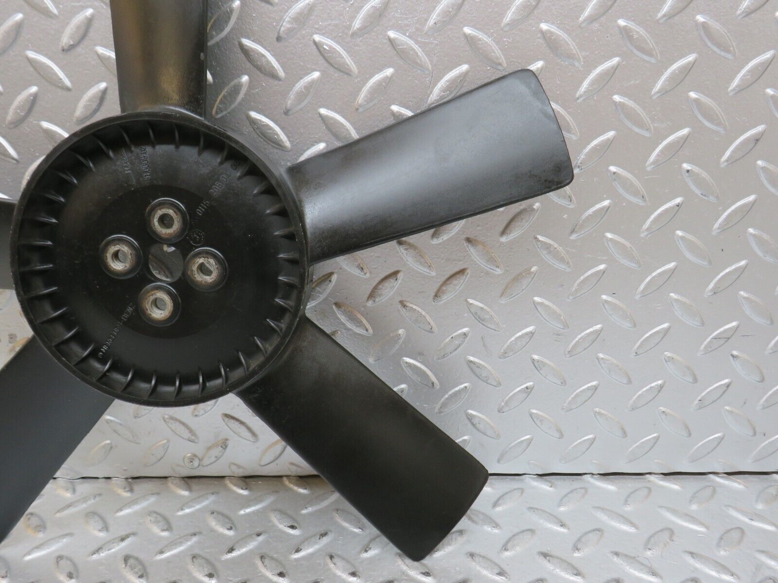 28438 Mercedes-Benz S123 240D Wagon Engine Cooling Fan 01152050406