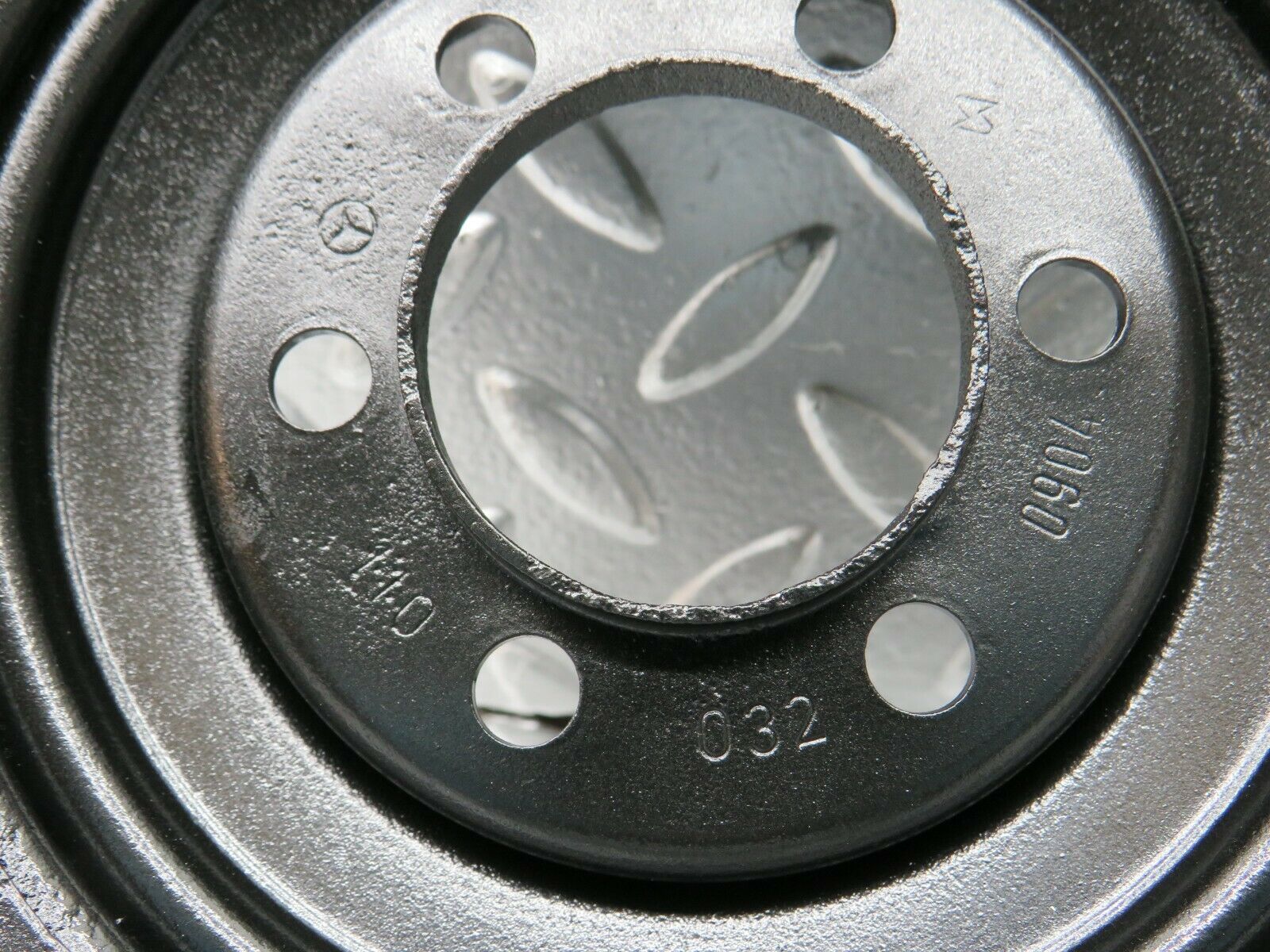 24159 Mercedes-Benz W123 280E Crankshaft Pulley 1100320904