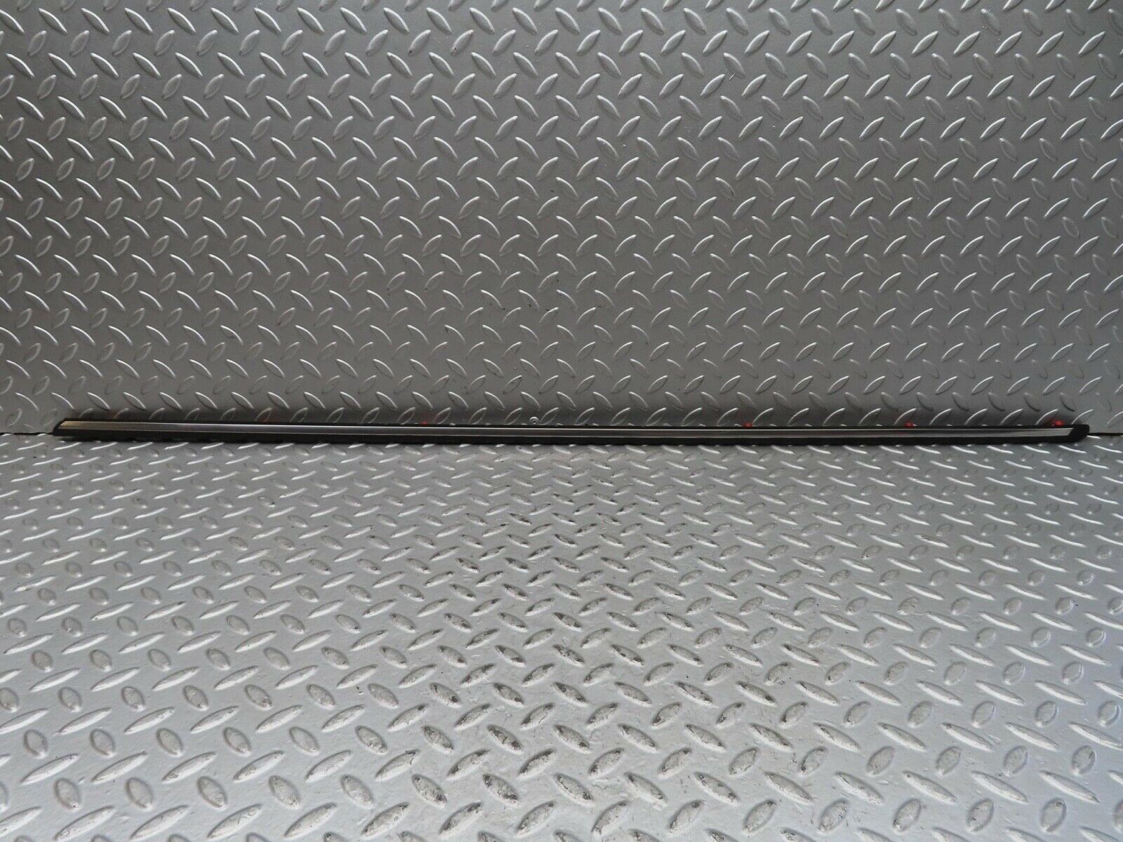 15831 Mercedes-Benz W123 280E Front Right Fender Wing Centre Moulding Trim