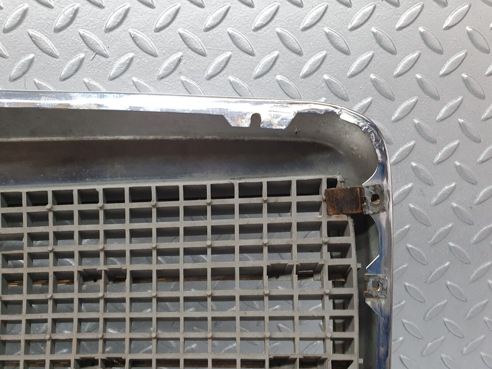 41221 Mercedes-Benz W126 300SE Bonnet Grill Chrome 1268880423