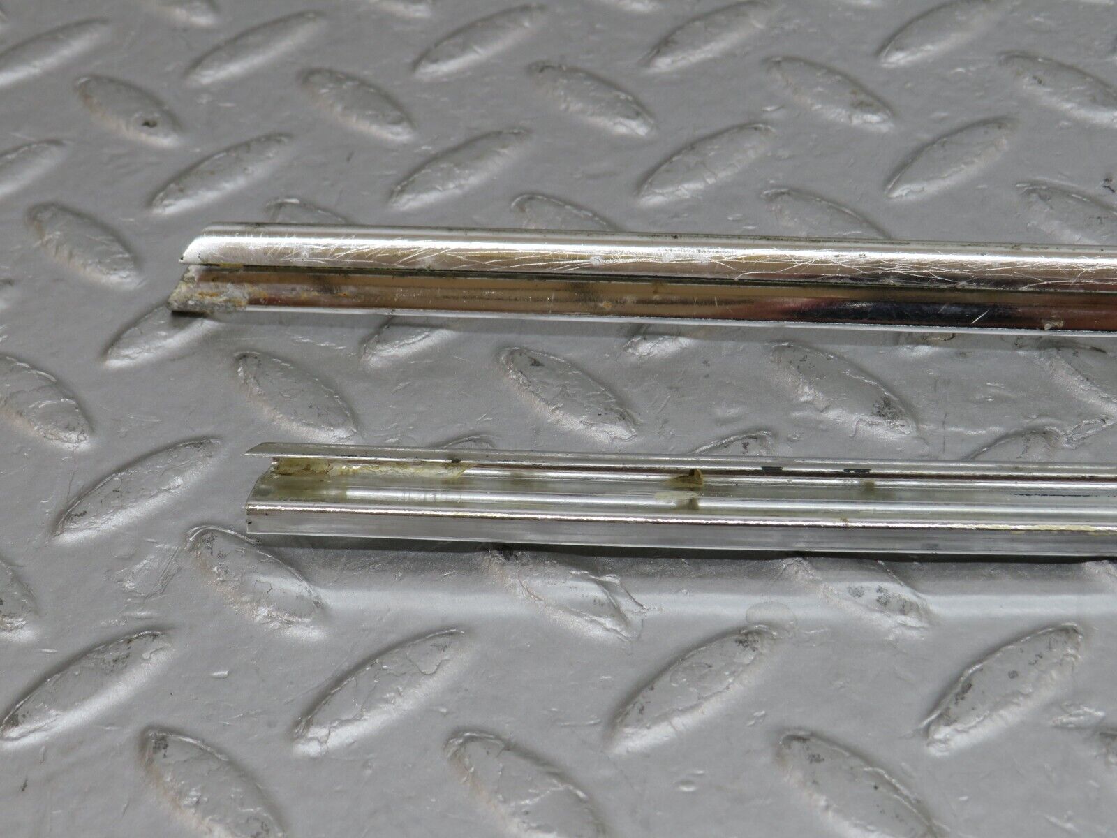 35868 Mercedes-Benz W108 Front Right Door Chrome Trim Pair