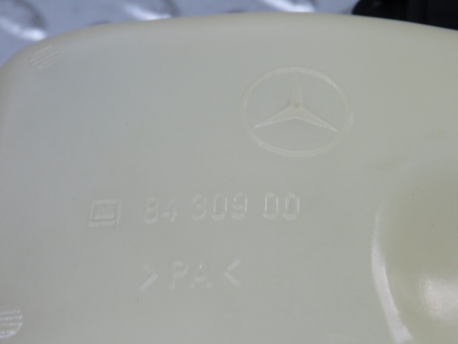 24875 Mercedes-Benz W140 S320 Hydraulic Suspension Fluid Reservoir 0009899103