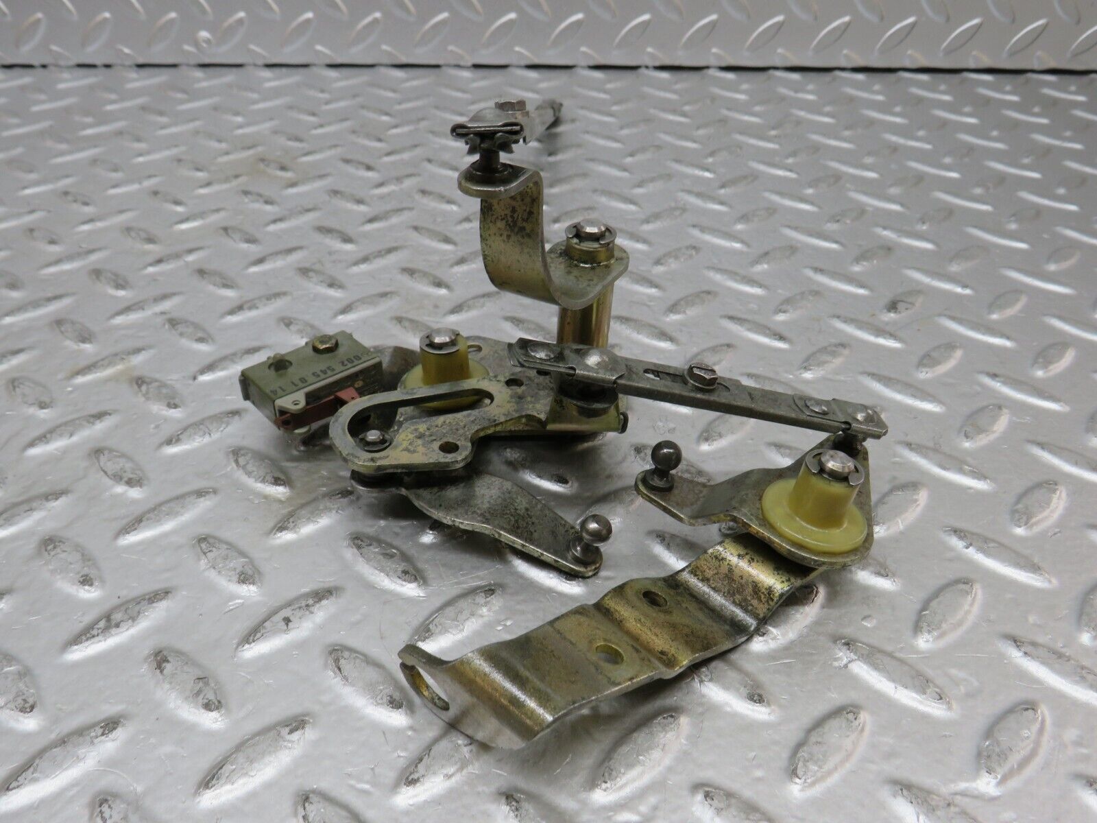 27413 Mercedes-Benz W123 280E Throttle Linkage 0025450114