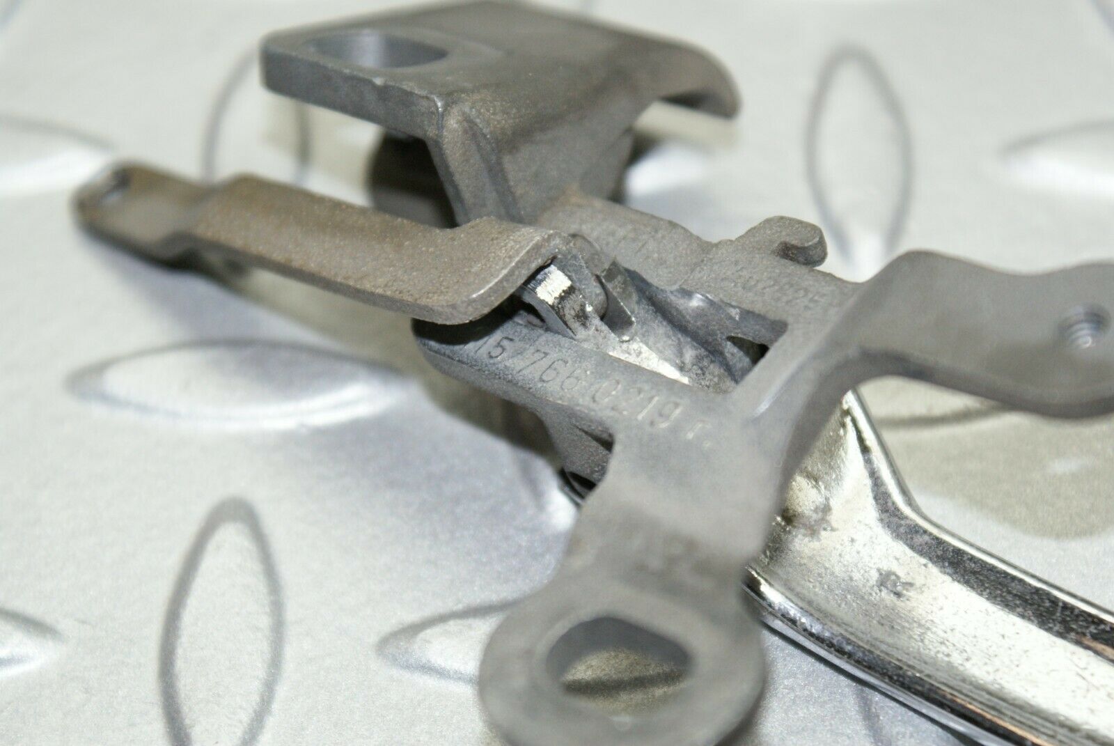 3233 Mercedes-Benz W115 220D Chrome Door Handle Right 1157660219