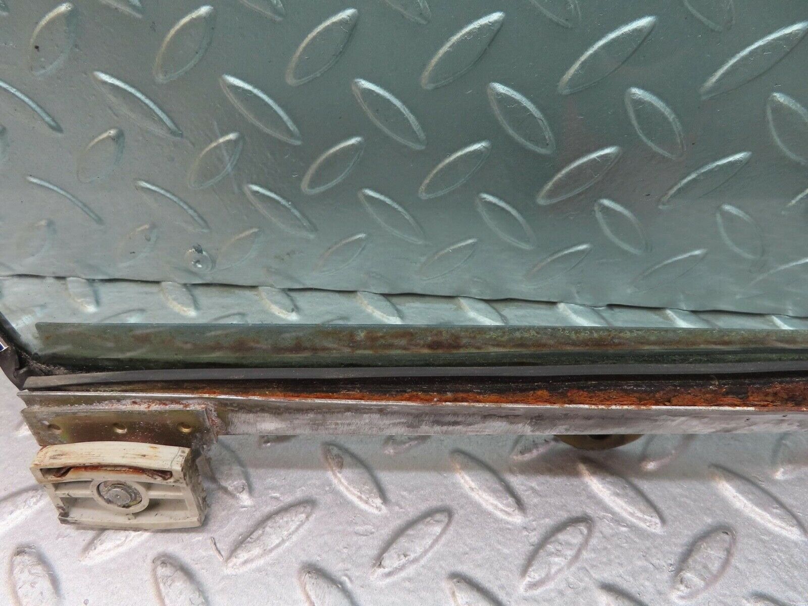 14121 Mercedes-Benz C107 280SLC Rear Right Quarter Window Glass