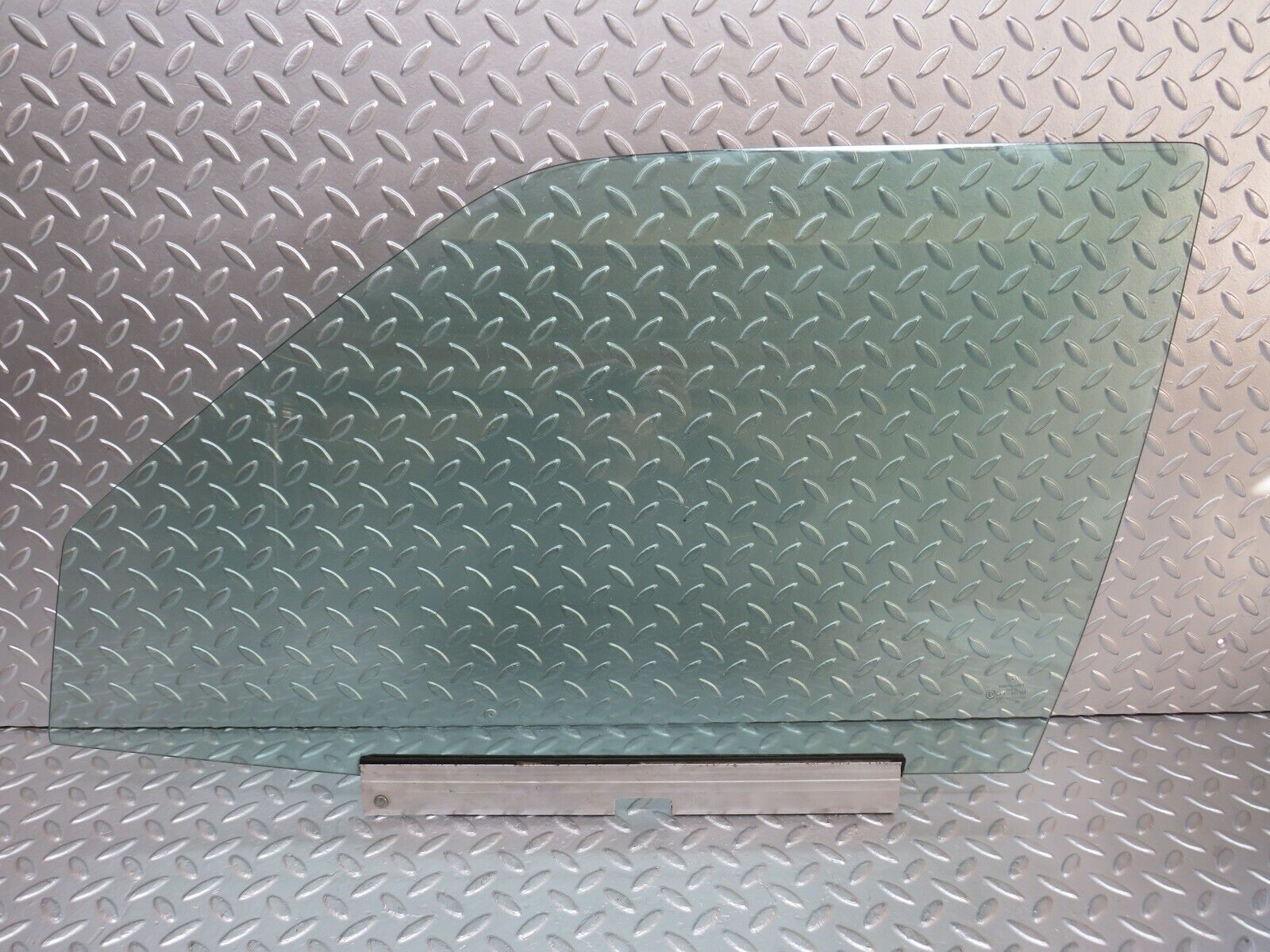 29262 Mercedes-Benz W124 230E Front Left Door Window Glass