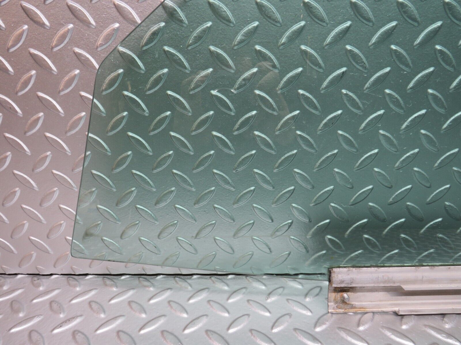 31474 Mercedes-Benz S124 220TE Wagon Front Right Door Window Glass