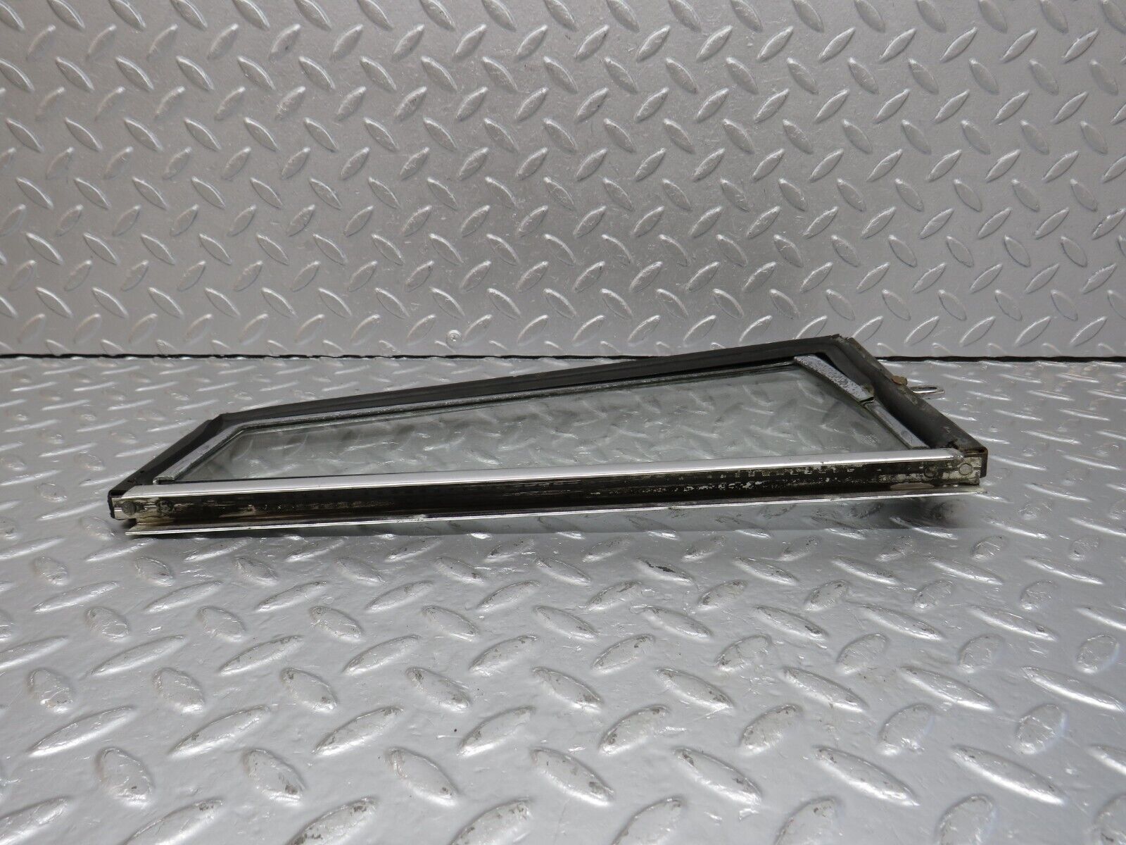 40500 Mercedes-Benz W110 230 Front Right Quarter Window