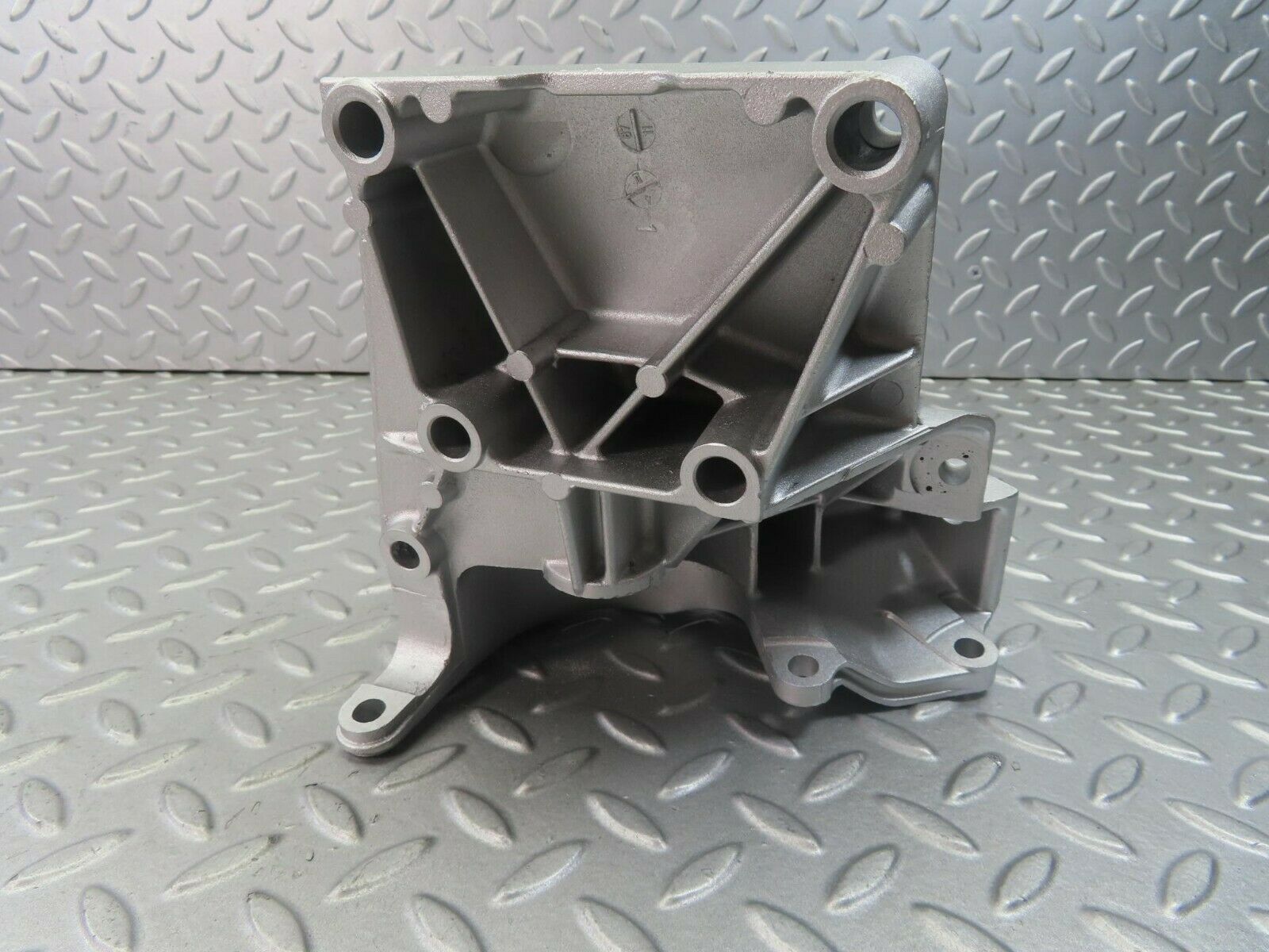 8323 Mercedes-Benz W124 Power Steering Pump Bracket 1022361030