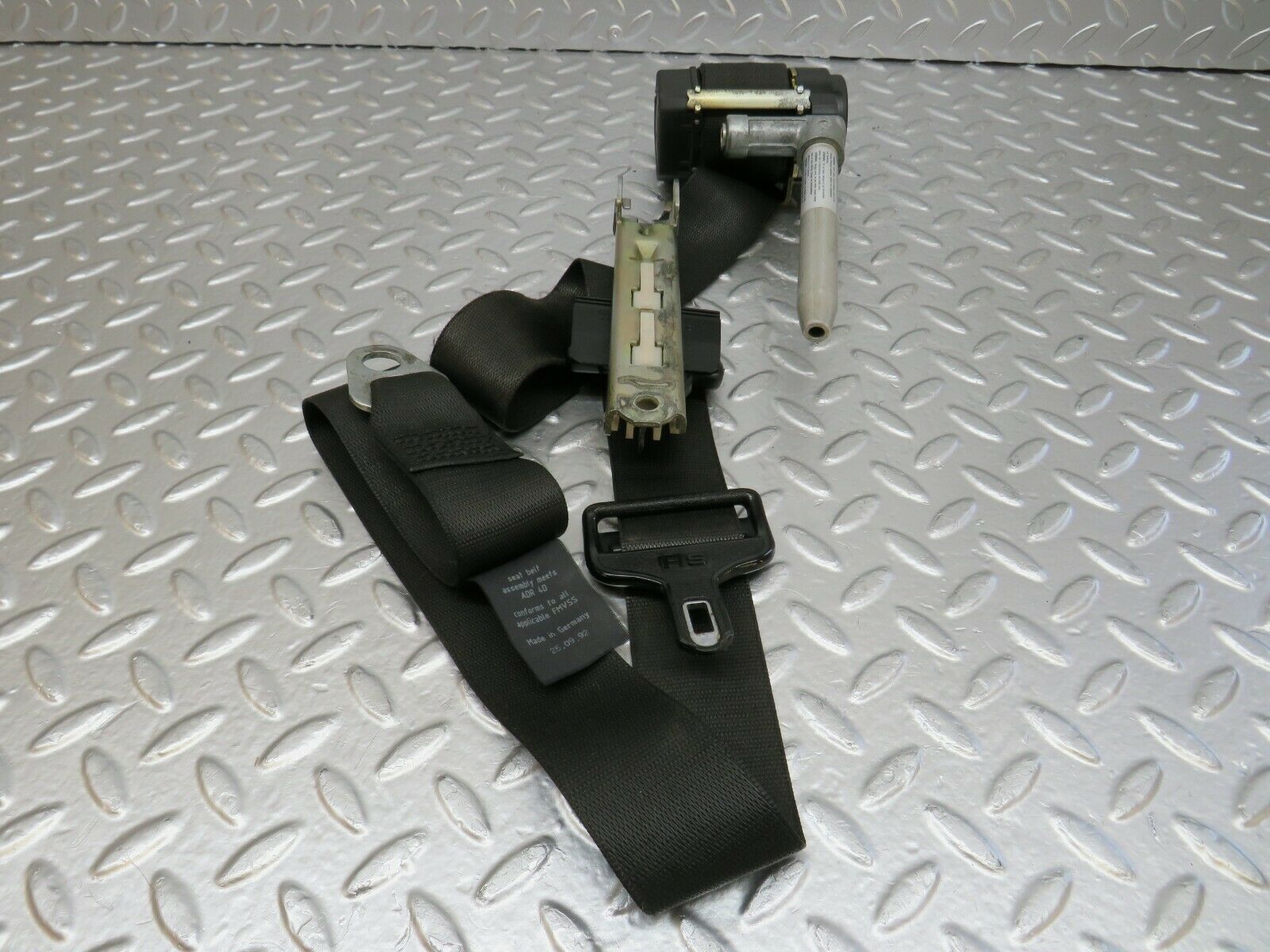 24385 Mercedes-Benz S124 220TE Wagon Front Right Seat Belt 1248609885